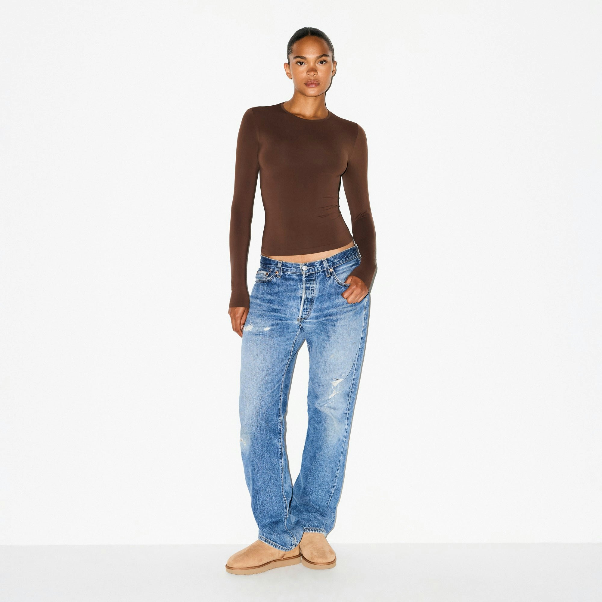 SOFT SMOOTHING SEAMLESS LONG SLEEVE T-SHIRT | COCOA ON A MODEL FRONT VIEW @ | FOCUS: 0.0, 1.0, 0.9