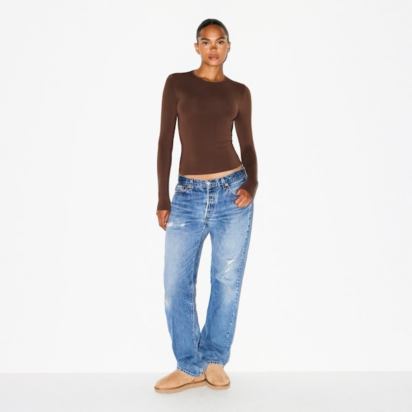 SOFT SMOOTHING SEAMLESS LONG SLEEVE T-SHIRT | COCOA ON A MODEL FRONT VIEW @ | FOCUS: 0.0, 1.0, 0.9
