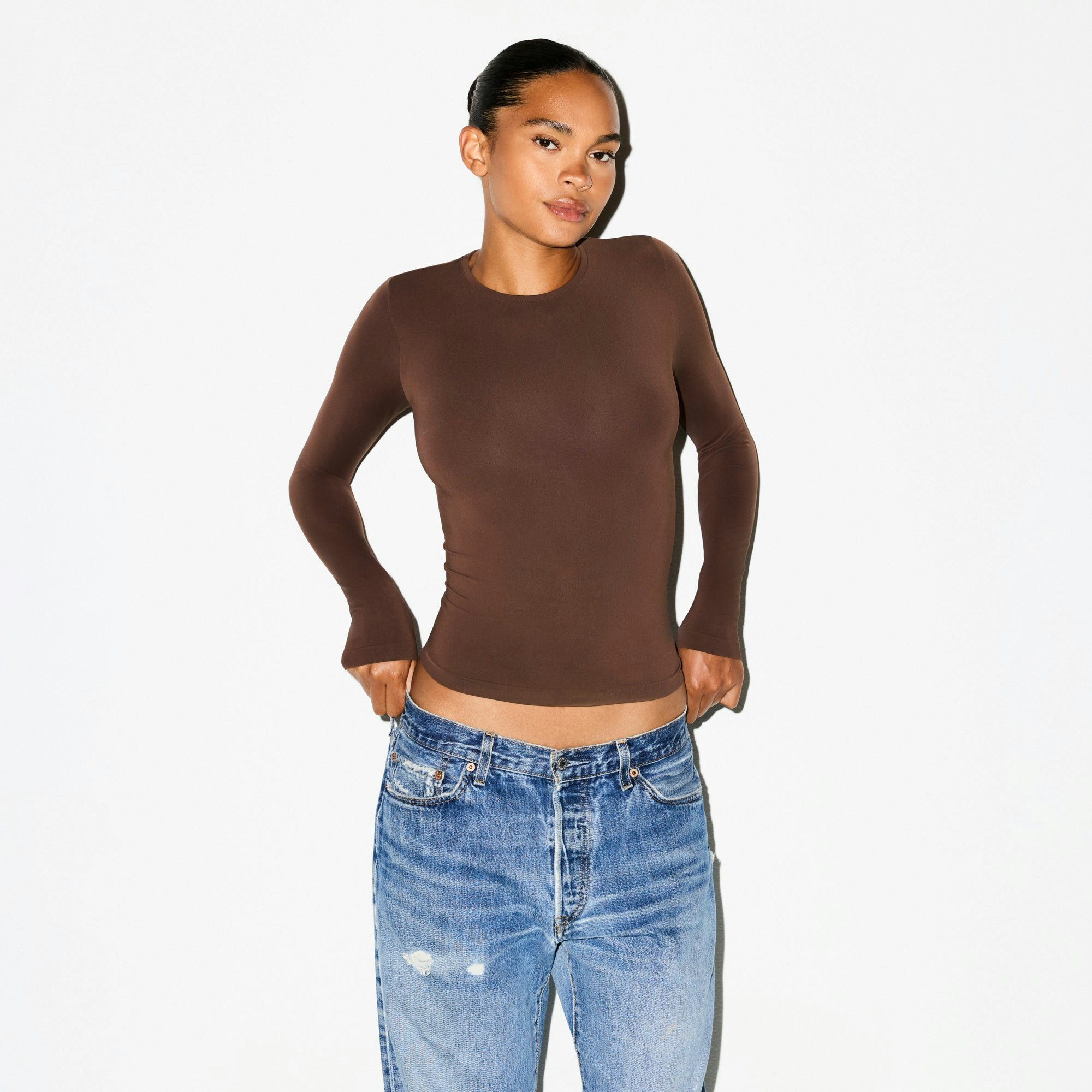 SOFT SMOOTHING SEAMLESS LONG SLEEVE T-SHIRT | COCOA ON A MODEL SIDE VIEW @ | FOCUS: 0.0, 1.0, 0.9
