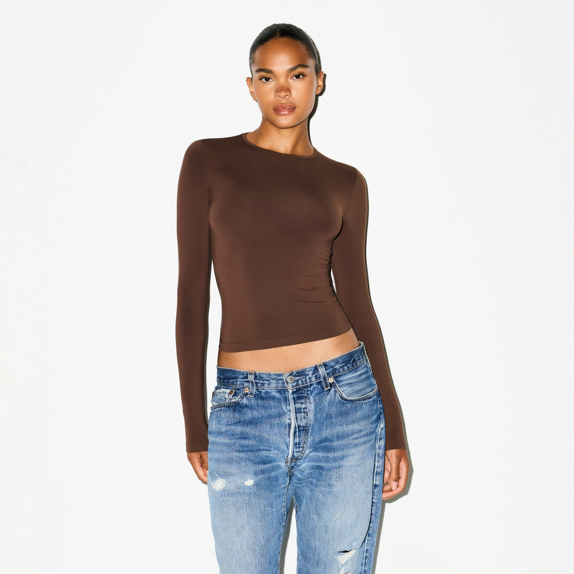 SOFT SMOOTHING SEAMLESS LONG SLEEVE T-SHIRT | COCOA ON A MODEL SIDE VIEW @ | FOCUS: 0.0, 1.0, 0.9