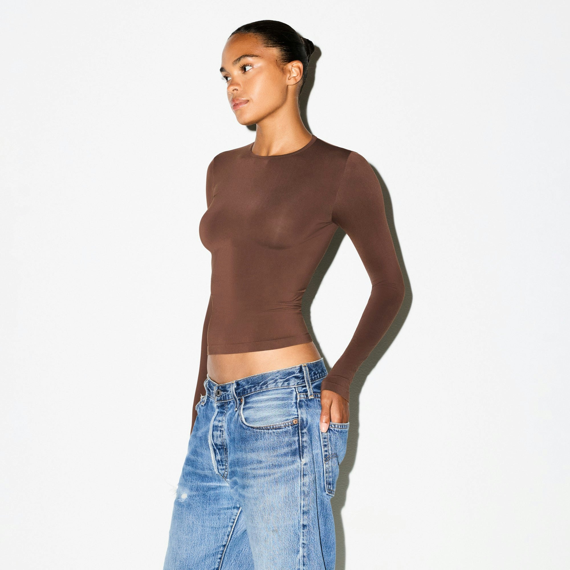 SOFT SMOOTHING SEAMLESS LONG SLEEVE T-SHIRT | COCOA ON A MODEL SIDE VIEW @ | FOCUS: 0.0, 1.0, 0.9
