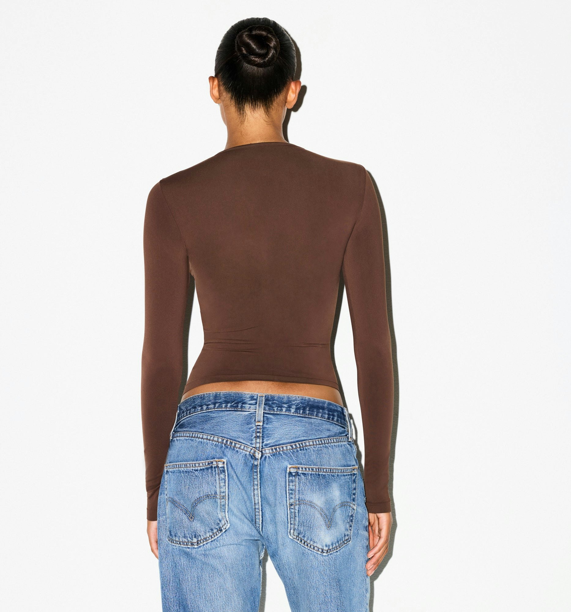 SOFT SMOOTHING SEAMLESS LONG SLEEVE T-SHIRT | COCOA ON A MODEL SIDE VIEW @ | FOCUS: 0.0, 1.0, 0.9