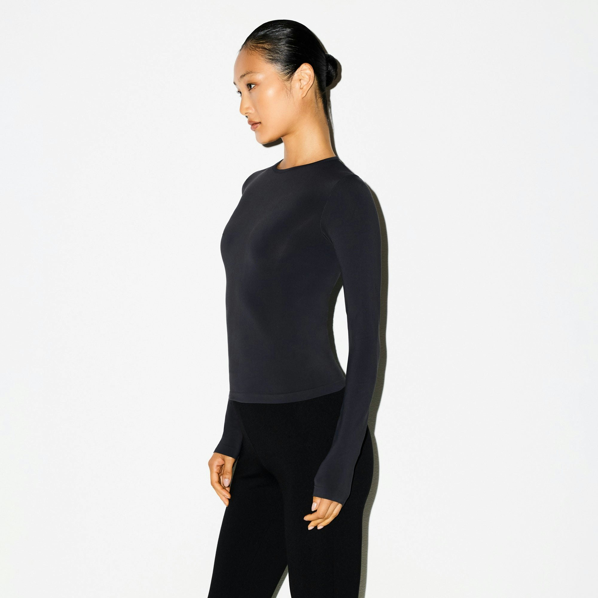 SOFT SMOOTHING SEAMLESS LONG SLEEVE T-SHIRT | ONYX ON A MODEL SIDE VIEW @ | FOCUS: 0.0, 1.0, 0.9