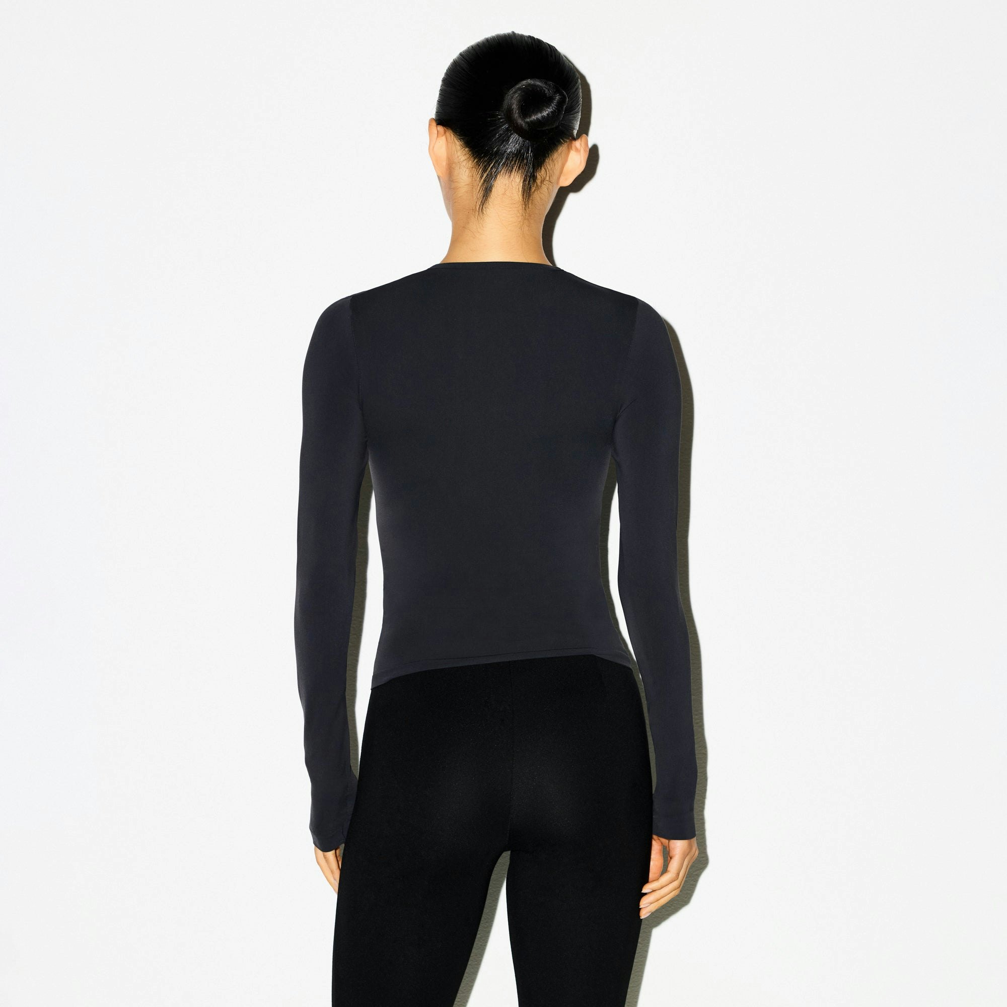 SOFT SMOOTHING SEAMLESS LONG SLEEVE T-SHIRT | ONYX ON A MODEL SIDE VIEW @ | FOCUS: 0.0, 1.0, 0.9
