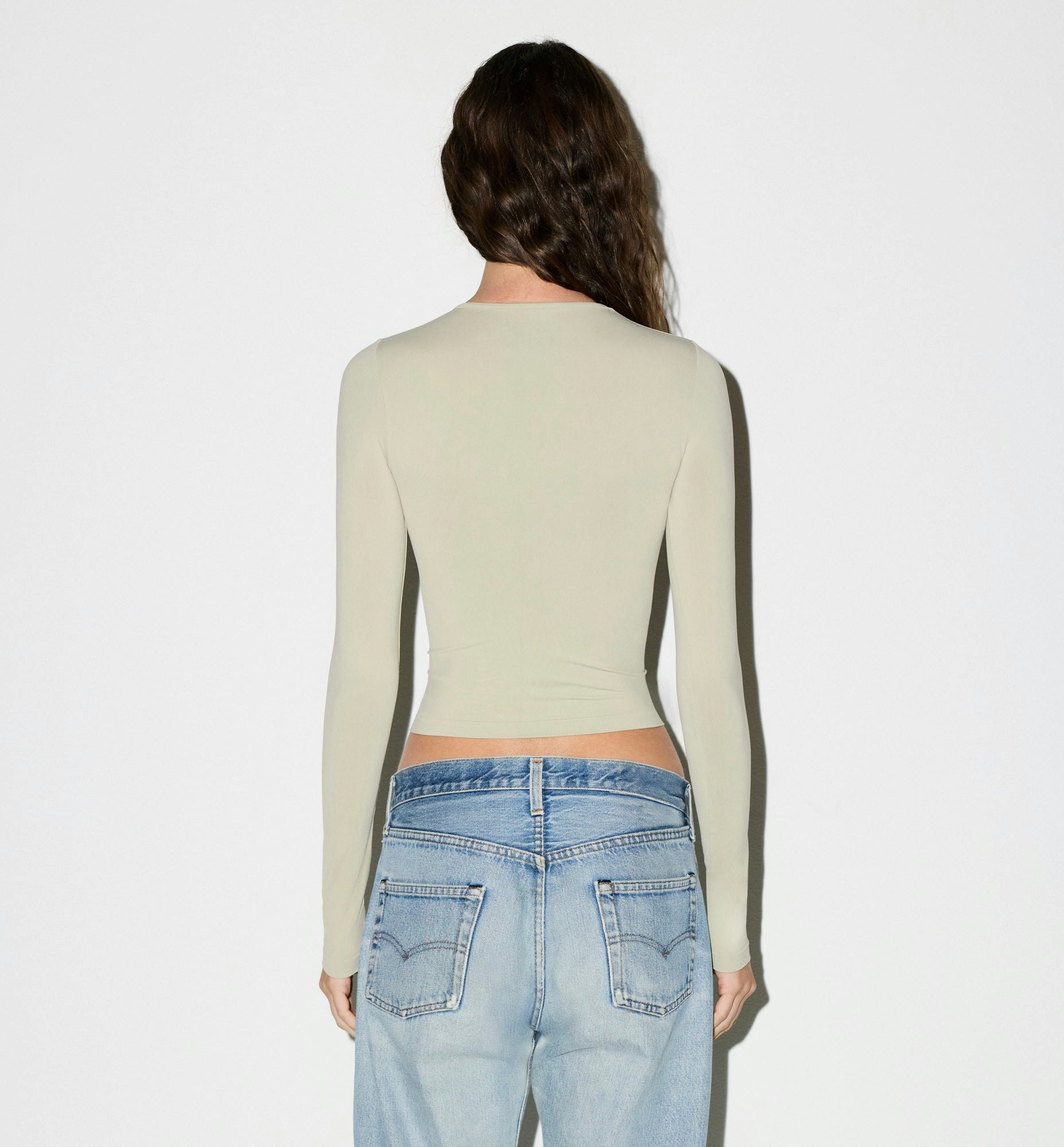 SOFT SMOOTHING SEAMLESS LONG SLEEVE T-SHIRT | ELM ON A MODEL SIDE VIEW @ | FOCUS: 0.0, 1.0, 0.9