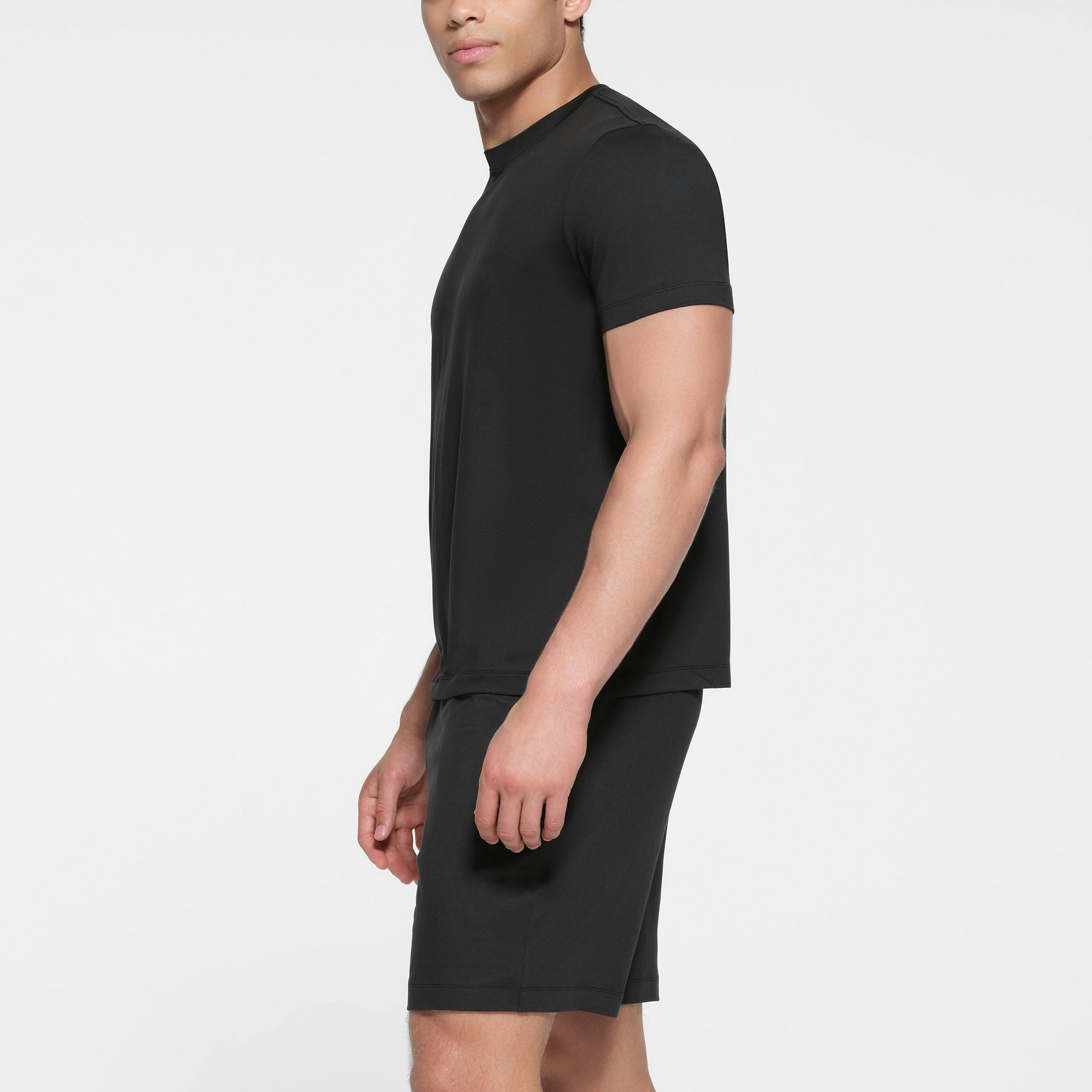 OUTDOOR JERSEY MENS CLASSIC T-SHIRT | ONYX ON A MODEL SIDE VIEW