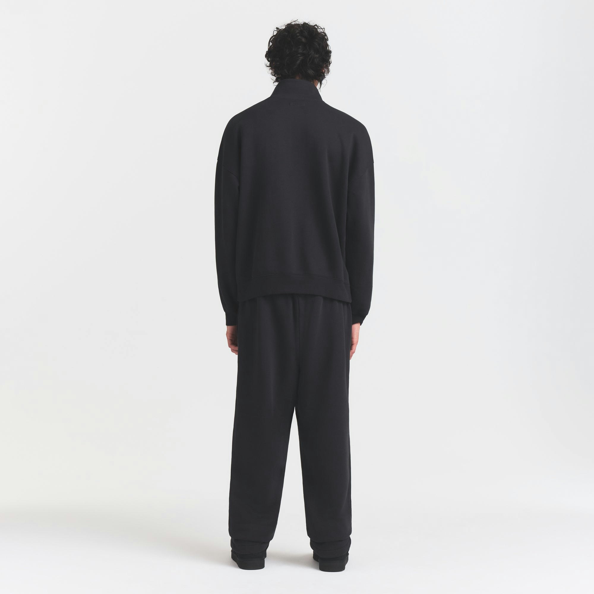 FLEECE LOUNGE MENS RELAXED QUARTER ZIP | WASHED ONYX ON A MODEL FRONT VIEW @ | FOCUS: 0.0, 1.0, 0.9