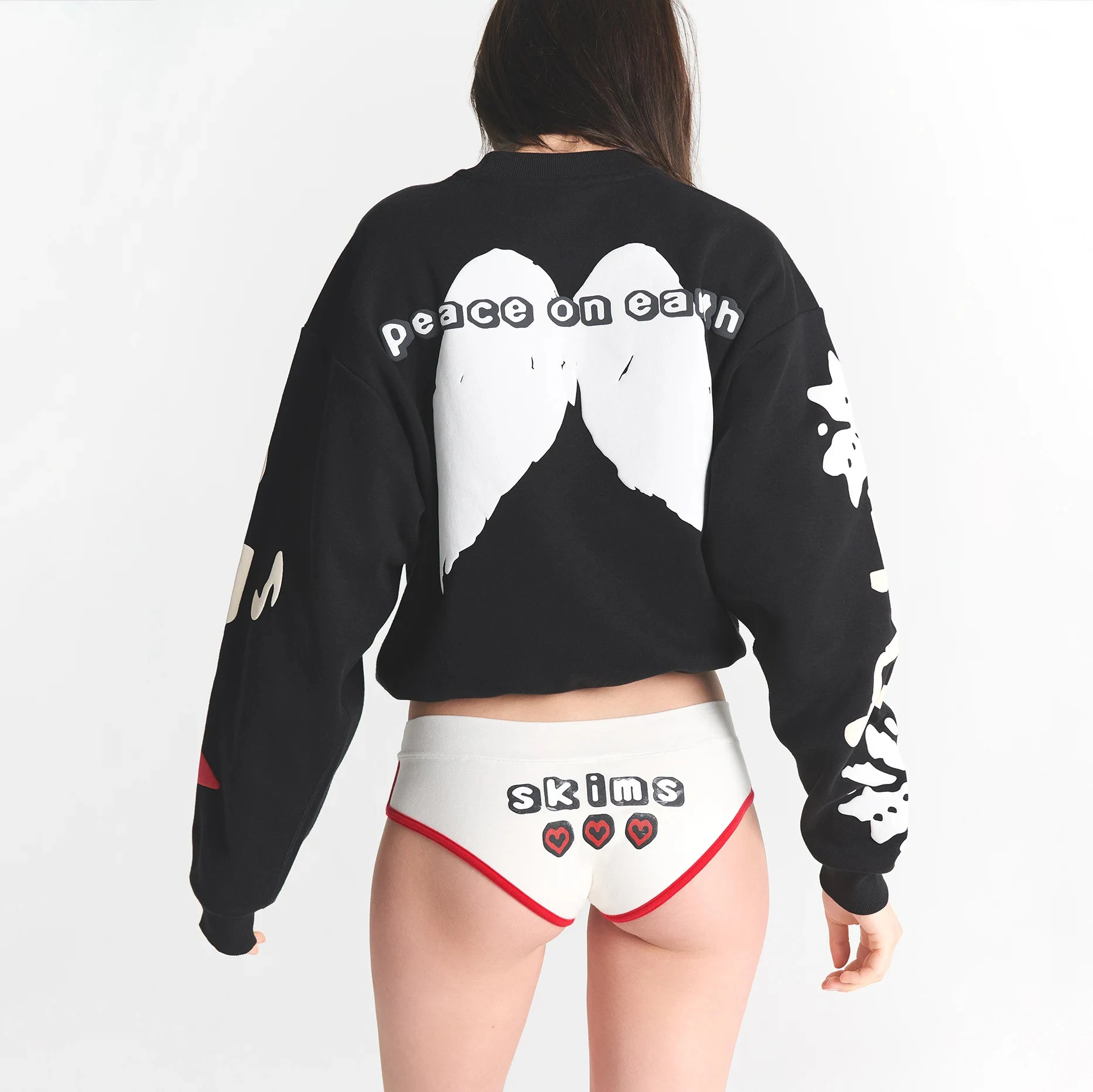 CACTUS PLANT FLEA MARKET X SKIMS COTTON FLEECE CREWNECK | ONYX SNOWMAN PRINT ON A MODEL BACK VIEW @ | FOCUS: 0.0, 1.0, 0.9