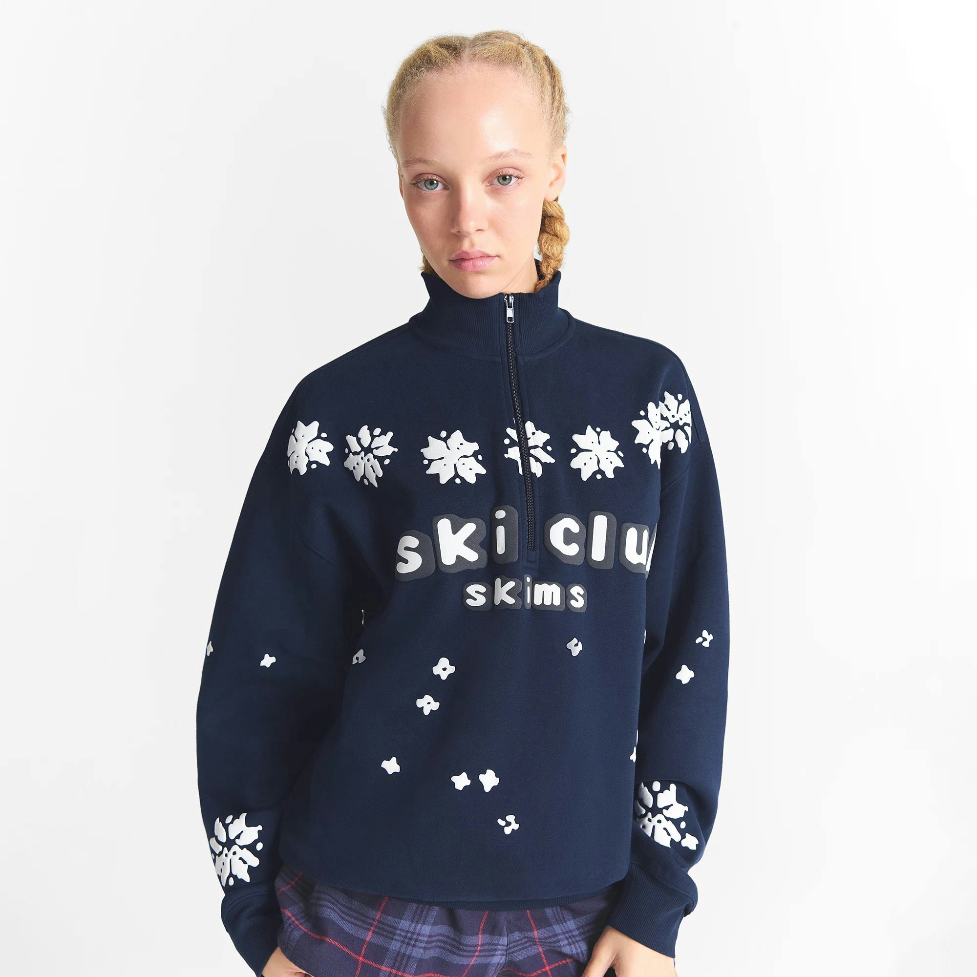 CACTUS PLANT FLEA MARKET X SKIMS COTTON FLEECE OVERSIZED QUARTER ZIP | NAVY SKI CLUB PRINT ON A MODEL FRONT VIEW @ | FOCUS: 0.0, 1.0, 0.9