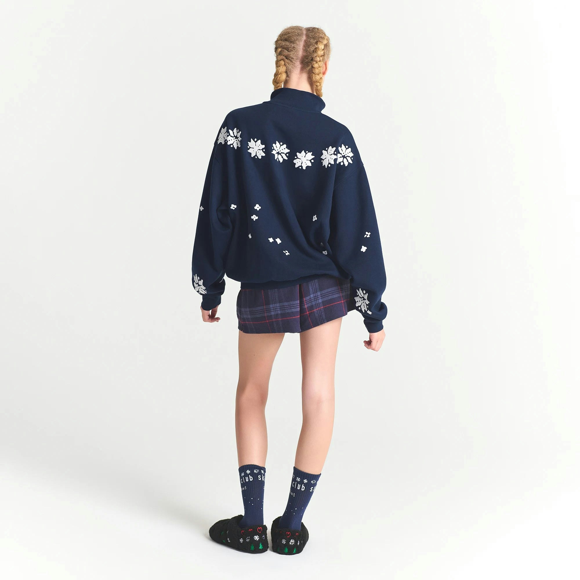 CACTUS PLANT FLEA MARKET X SKIMS COTTON FLEECE OVERSIZED QUARTER ZIP | NAVY SKI CLUB PRINT ON A MODEL BACK VIEW @ | FOCUS: 0.0, 1.0, 0.9