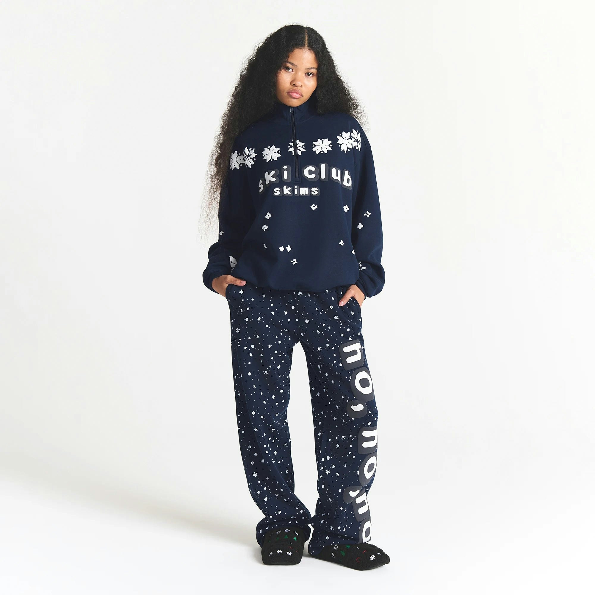 CACTUS PLANT FLEA MARKET X SKIMS COTTON FLEECE OVERSIZED QUARTER ZIP | NAVY SKI CLUB PRINT ON A MODEL FRONT VIEW @ | FOCUS: 0.0, 1.0, 0.9