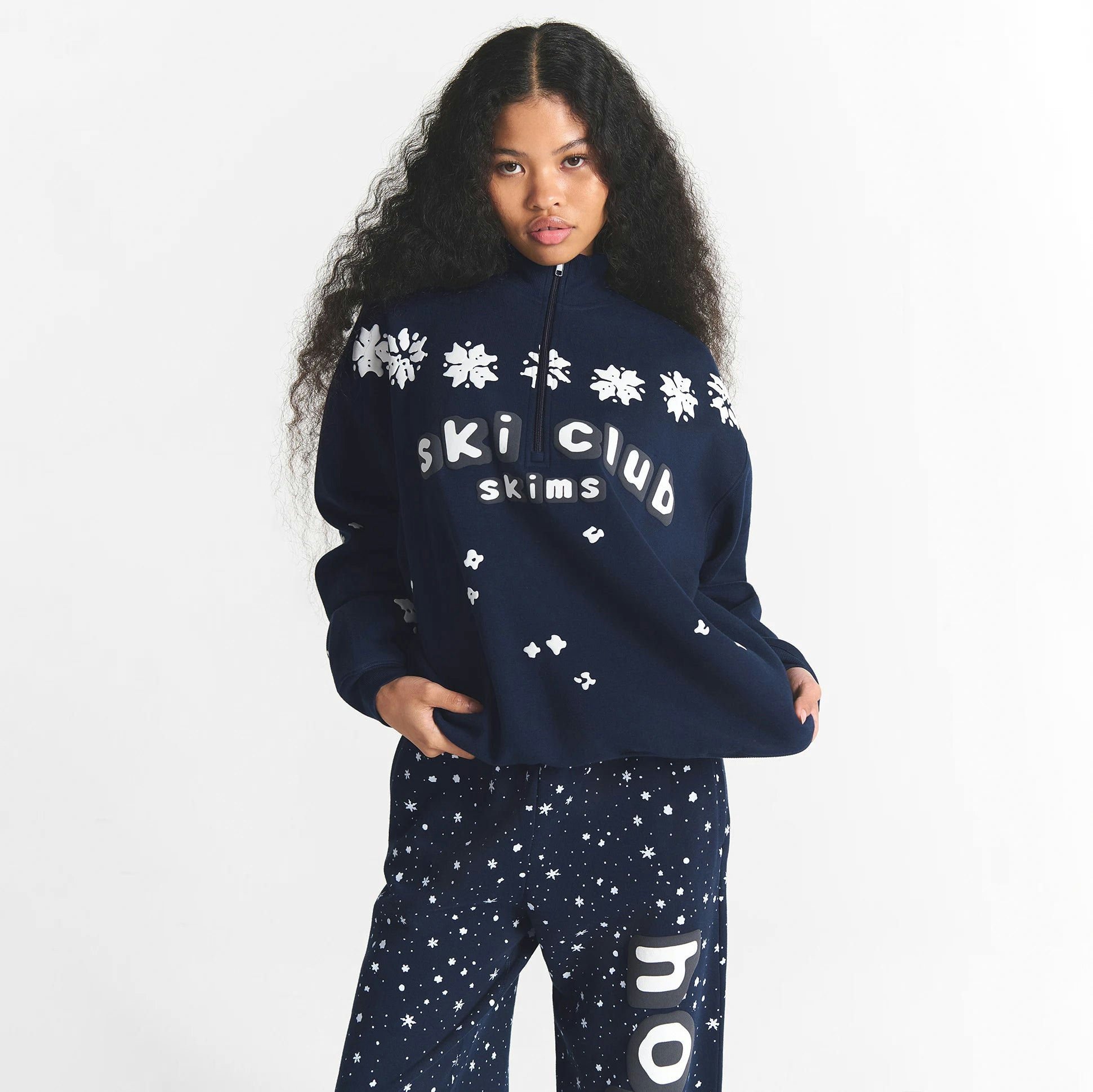 CACTUS PLANT FLEA MARKET X SKIMS COTTON FLEECE OVERSIZED QUARTER ZIP | NAVY SKI CLUB PRINT ON A MODEL FRONT VIEW @ | FOCUS: 0.0, 1.0, 0.9