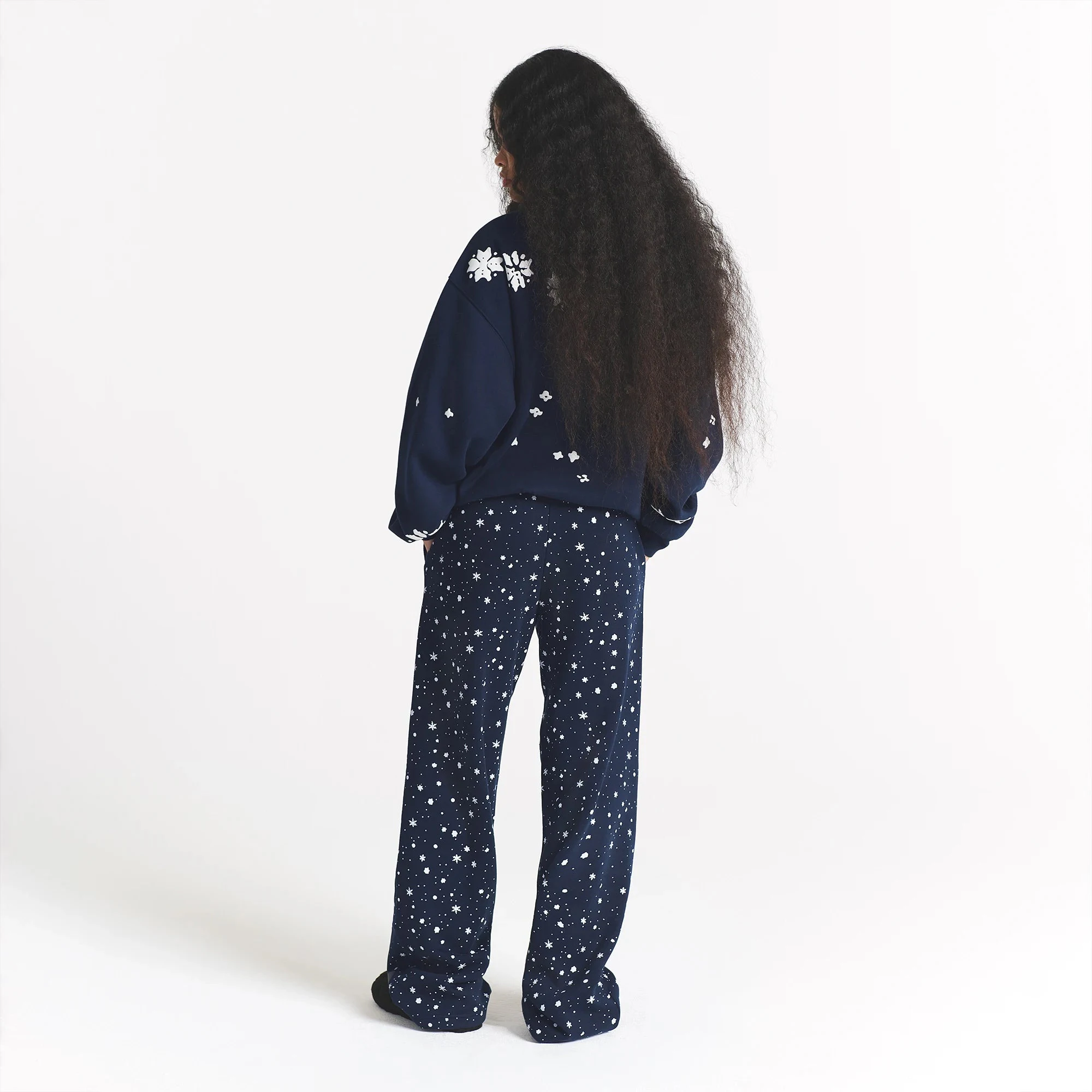 CACTUS PLANT FLEA MARKET X SKIMS COTTON FLEECE OVERSIZED QUARTER ZIP | NAVY SKI CLUB PRINT ON A MODEL BACK VIEW @ | FOCUS: 0.0, 1.0, 0.9