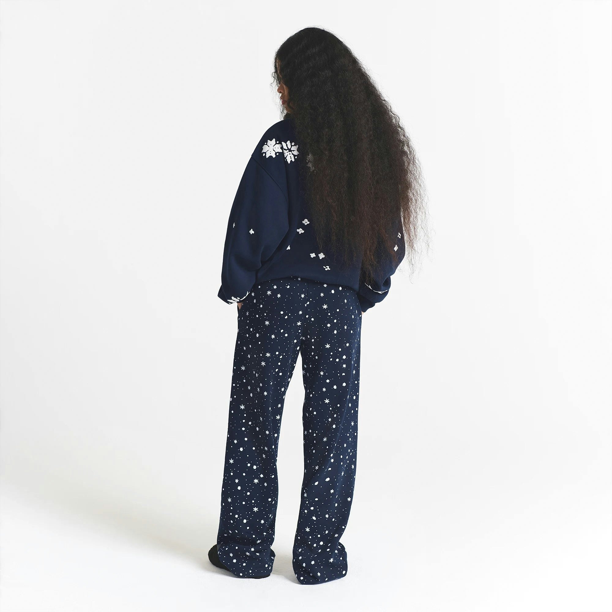 CACTUS PLANT FLEA MARKET X SKIMS COTTON FLEECE OVERSIZED QUARTER ZIP | NAVY SKI CLUB PRINT ON A MODEL BACK VIEW @ | FOCUS: 0.0, 1.0, 0.9