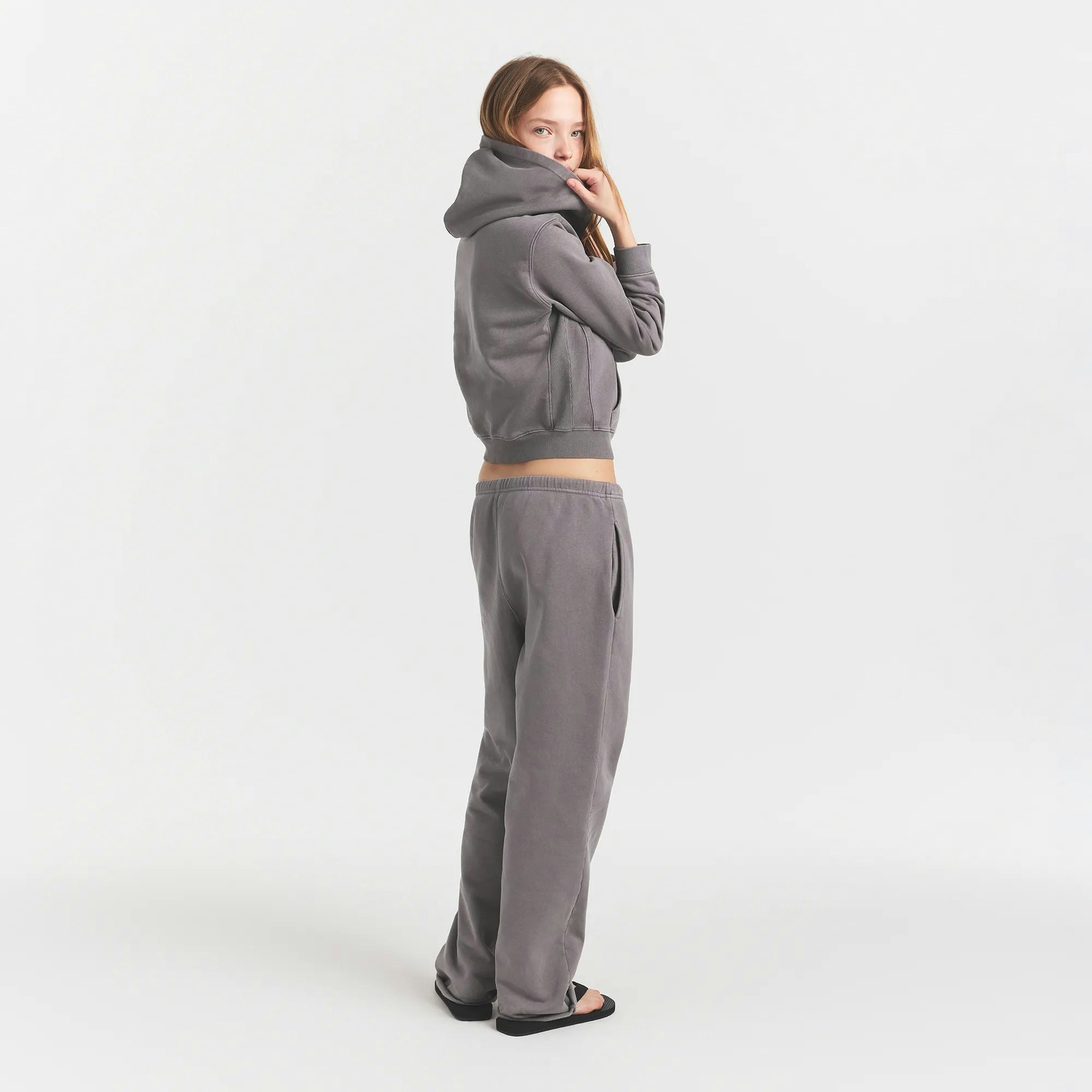 BOYFRIEND FLEECE ZIP UP HOODIE | SHADOW ON A MODEL SIDE VIEW @ | FOCUS: 0.0, 1.0, 0.9 
