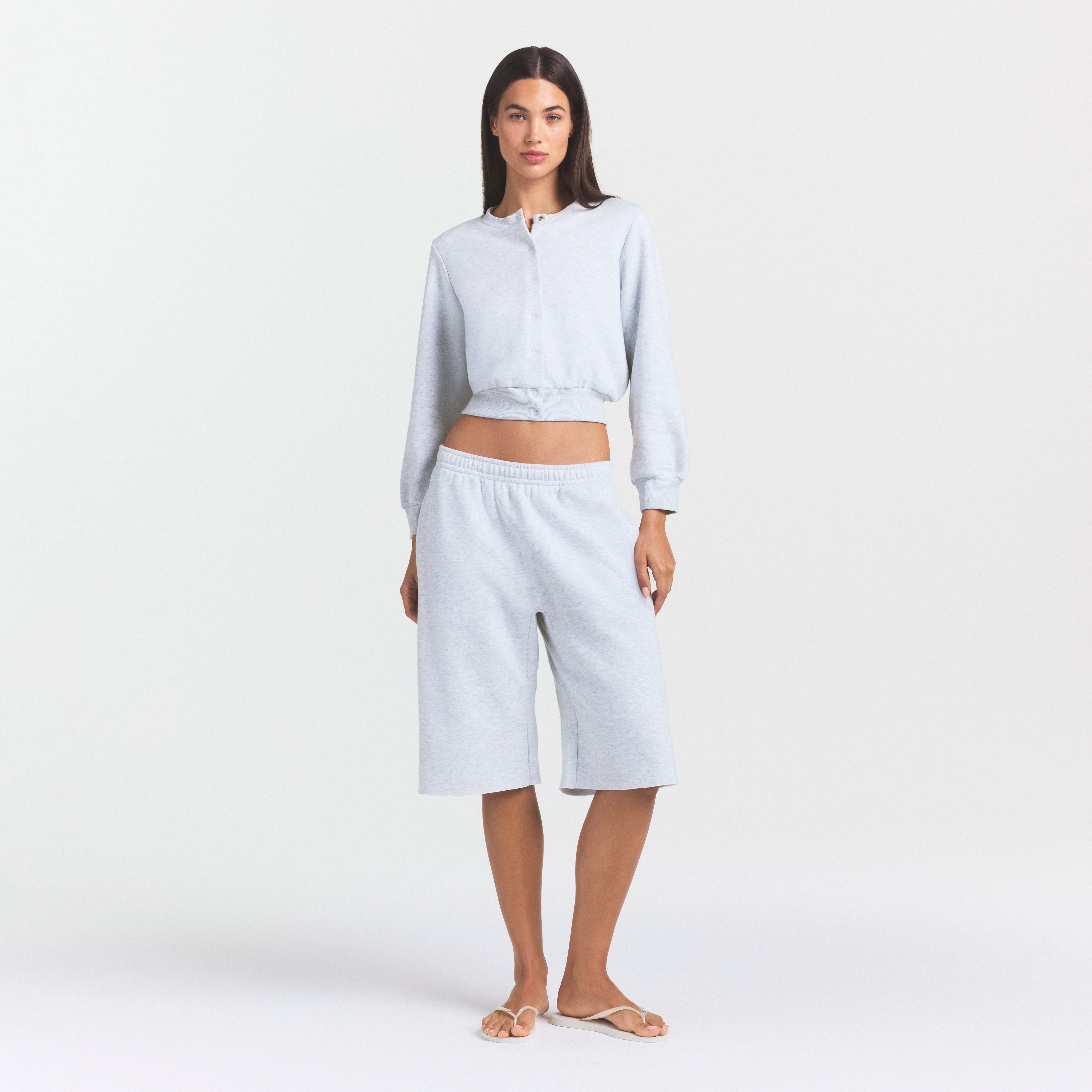 COTTON FLEECE SHRUNKEN CARDIGAN | LIGHT HEATHER GREY ON A MODEL FRONT VIEW