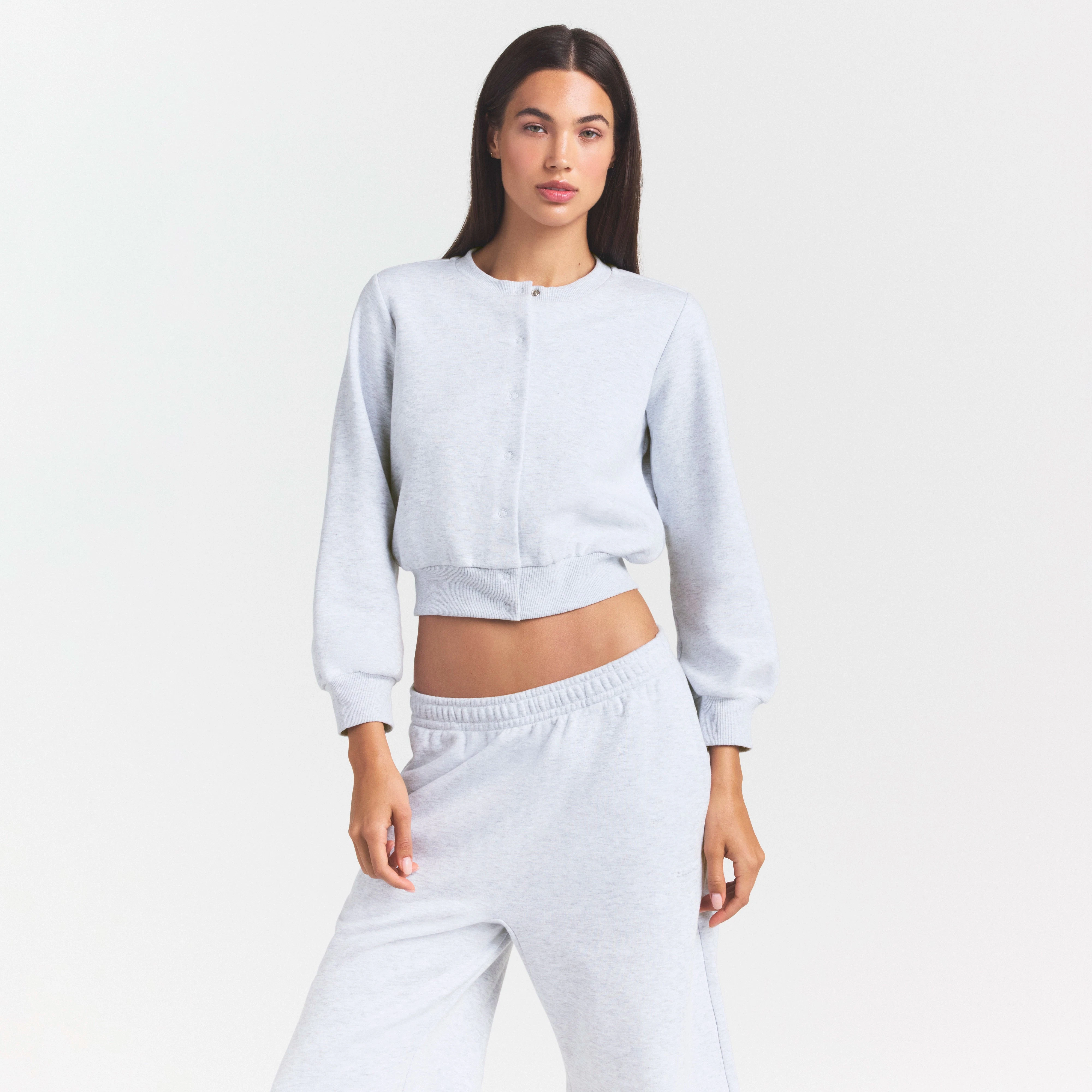 COTTON FLEECE SHRUNKEN CARDIGAN | LIGHT HEATHER GREY ON A MODEL SIDE VIEW @ | FOCUS: 0.0, 1.0, 0.9