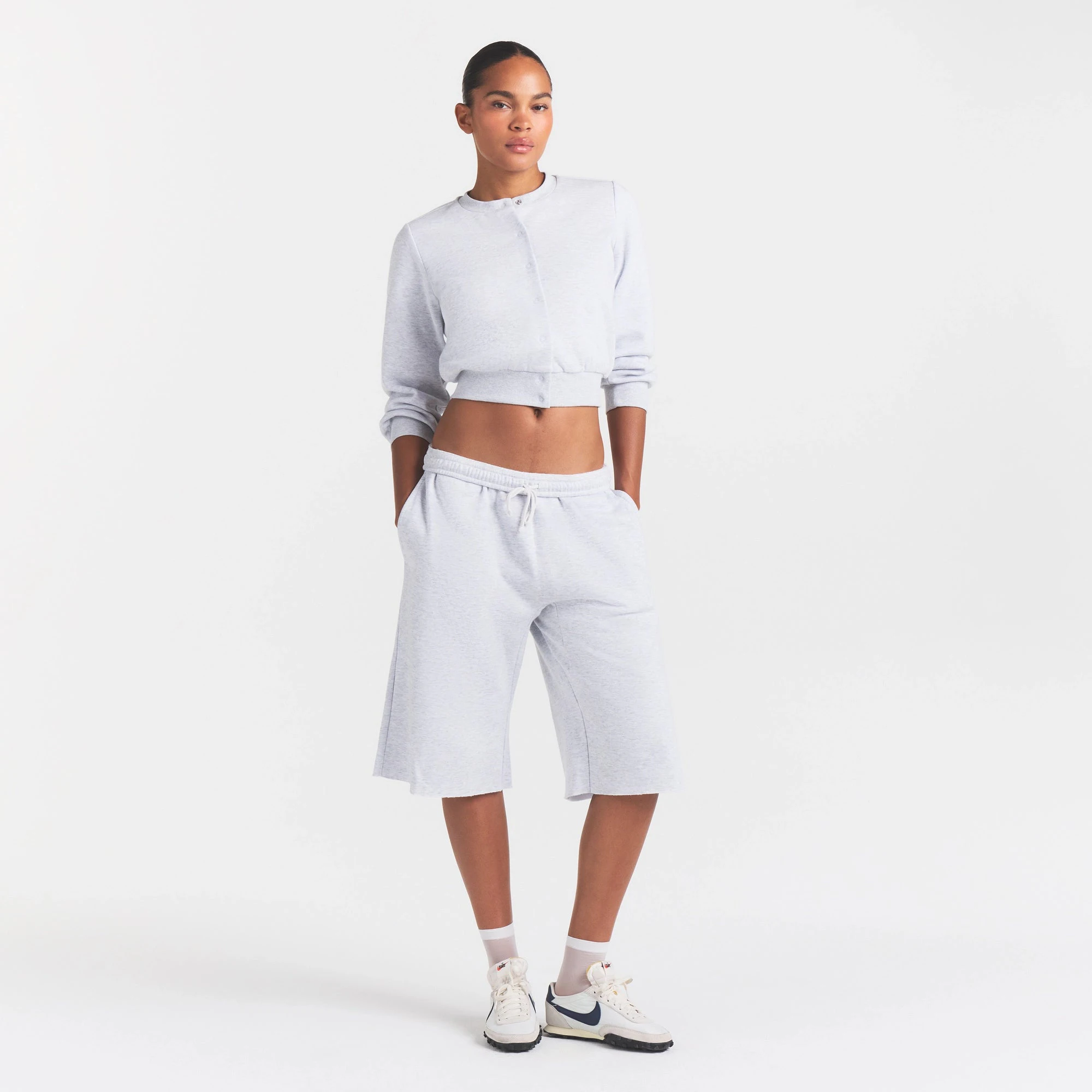 COTTON FLEECE SHRUNKEN CARDIGAN | LIGHT HEATHER GREY ON A MODEL FRONT VIEW