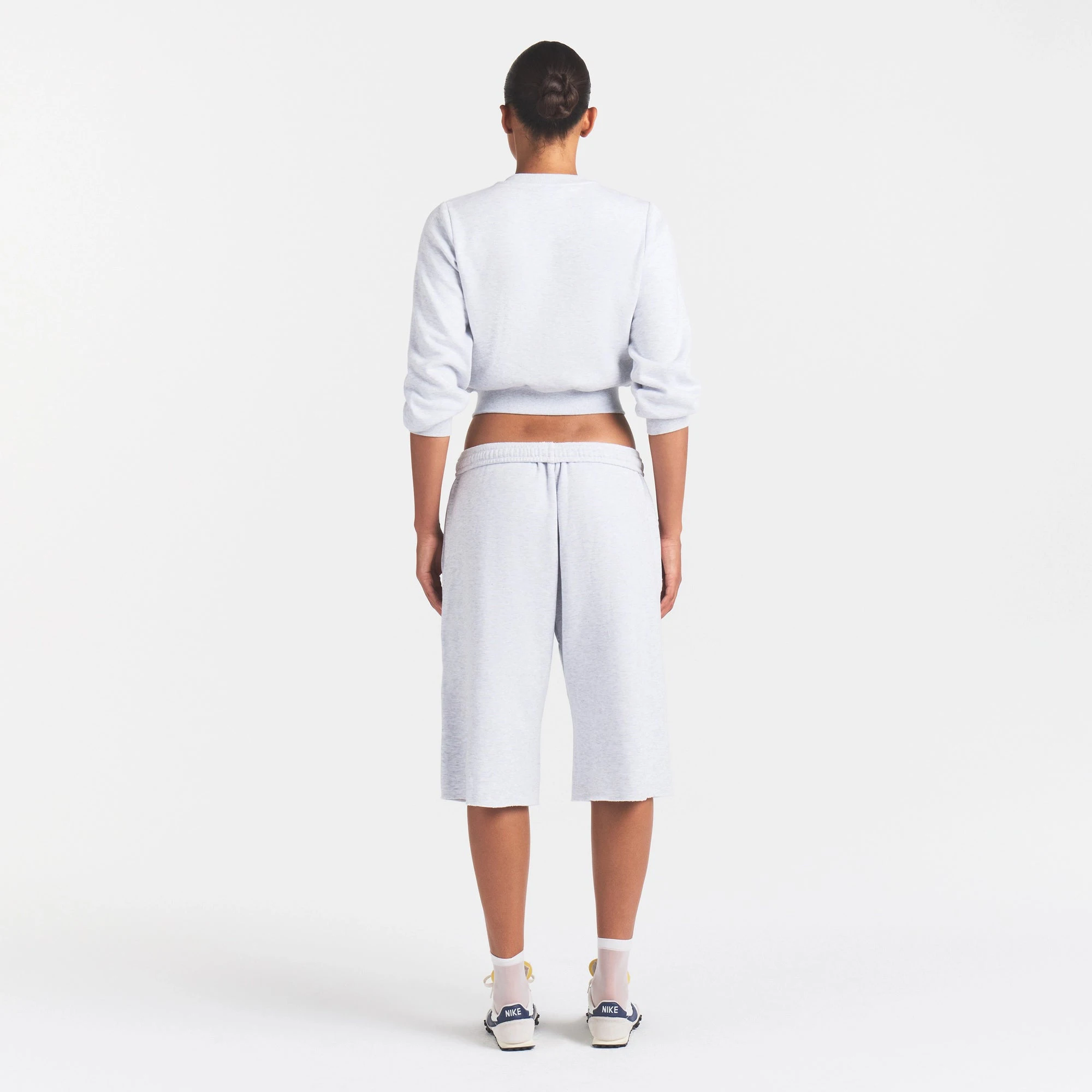 COTTON FLEECE SHRUNKEN CARDIGAN | LIGHT HEATHER GREY ON A MODEL FRONT VIEW