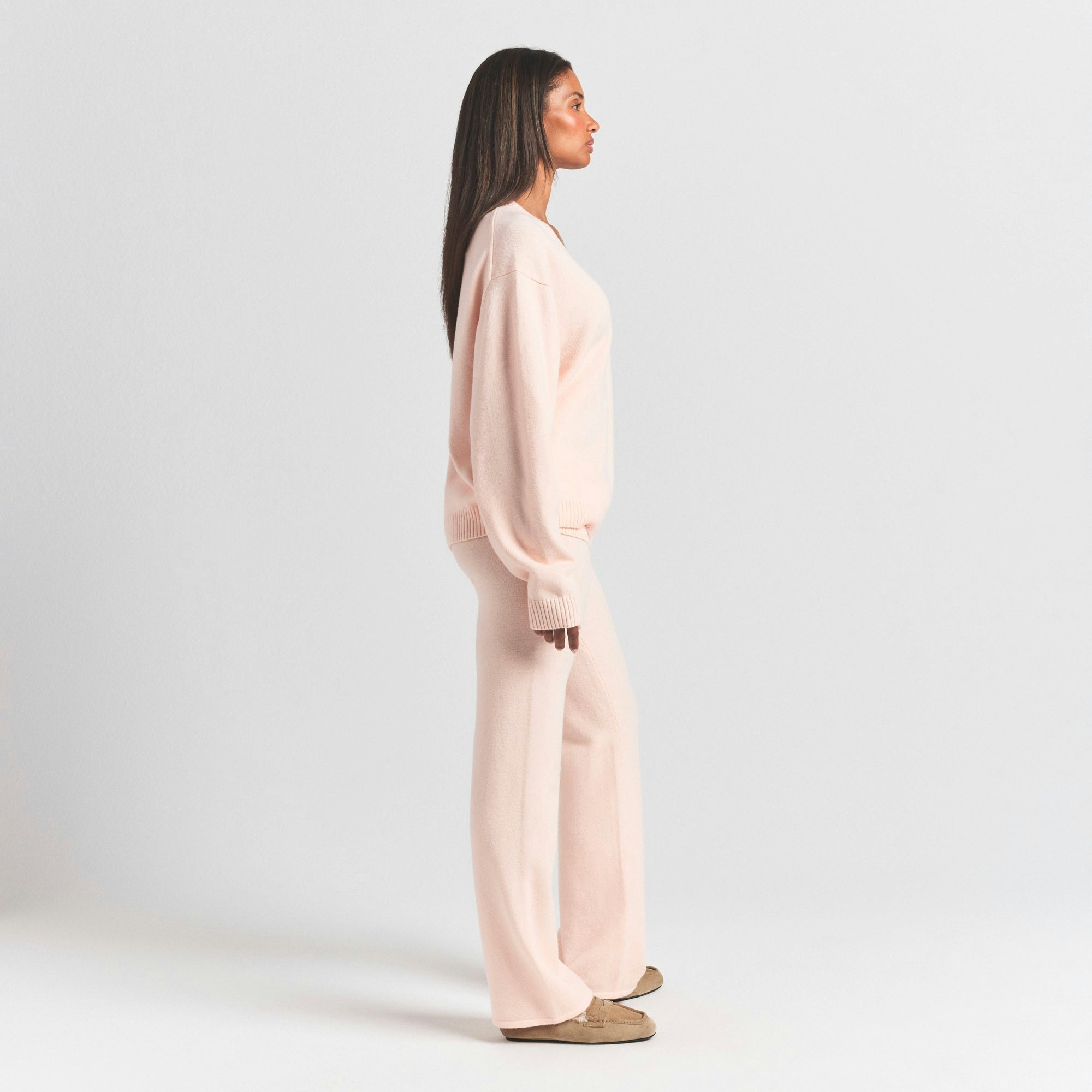 SWEATER KNITS PULLOVER V NECK | PRIMROSE ON A MODEL SIDE VIEW @ | FOCUS: 0.0, 1.0, 0.9