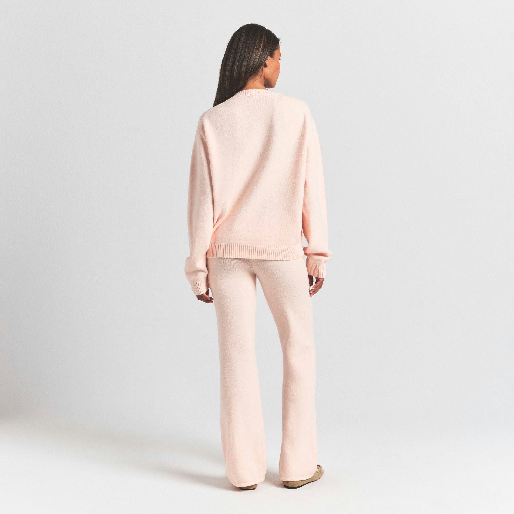 SWEATER KNITS PULLOVER V NECK | PRIMROSE ON A MODEL SIDE VIEW @ | FOCUS: 0.0, 1.0, 0.9