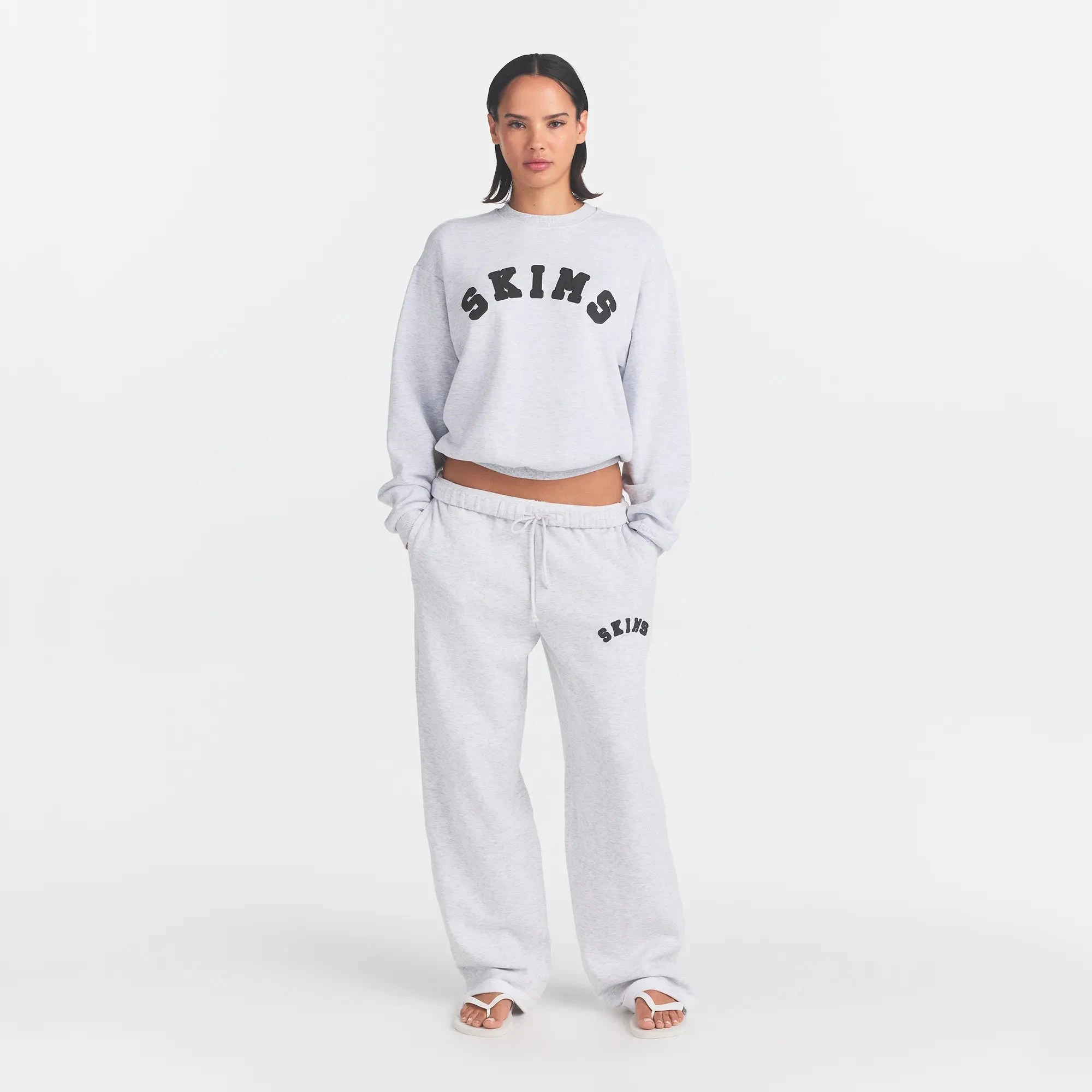 COTTON FLEECE CLASSIC CREWNECK | LIGHT HEATHER GREY WITH ONYX LOGO ON A MODEL FRONT VIEW @ | FOCUS: 0.0, 1.0, 0.9