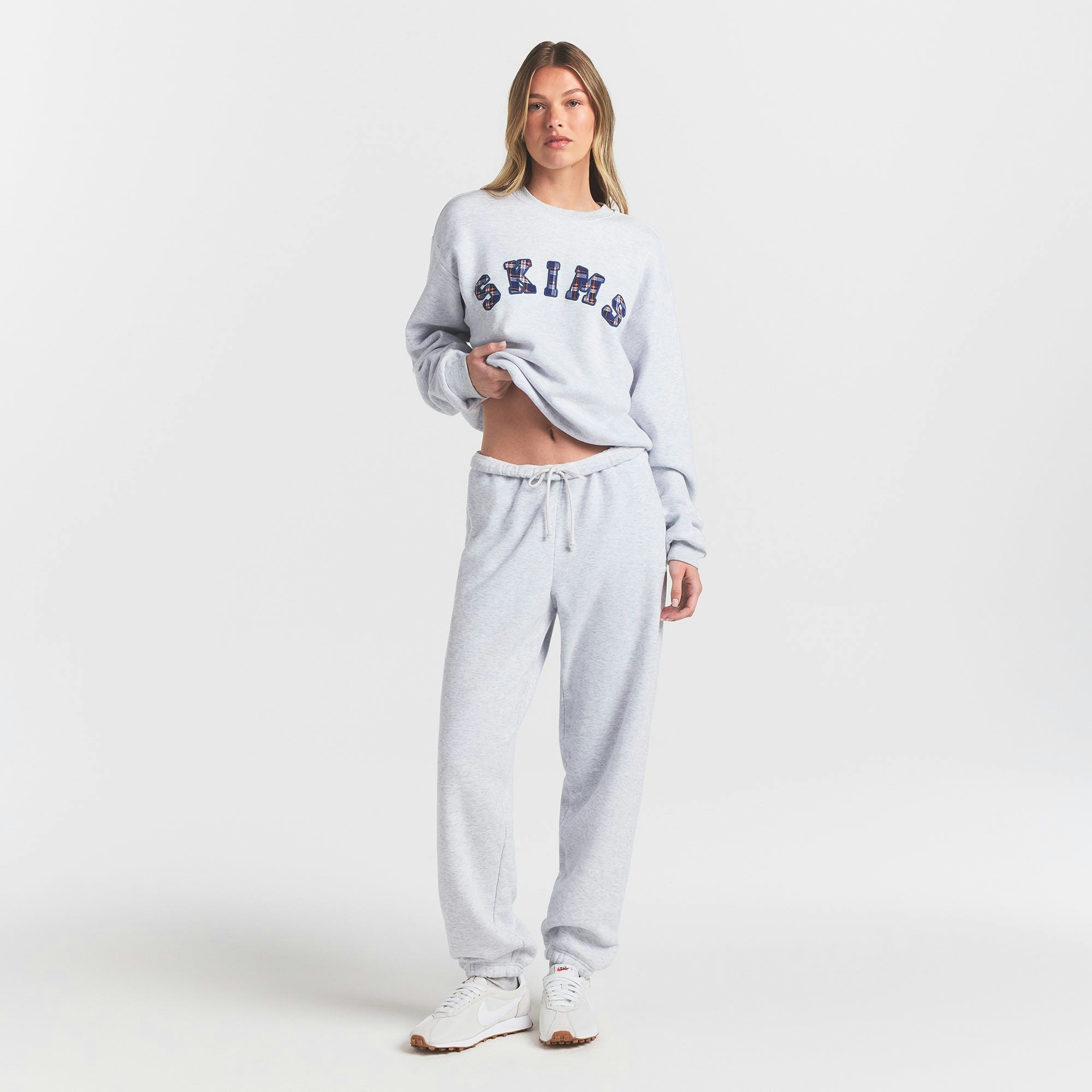 COTTON FLEECE CLASSIC CREWNECK | PLAID ARCHED LOGO PATCH ON A MODEL FRONT VIEW @ | FOCUS: 0.0, 1.0, 0.9