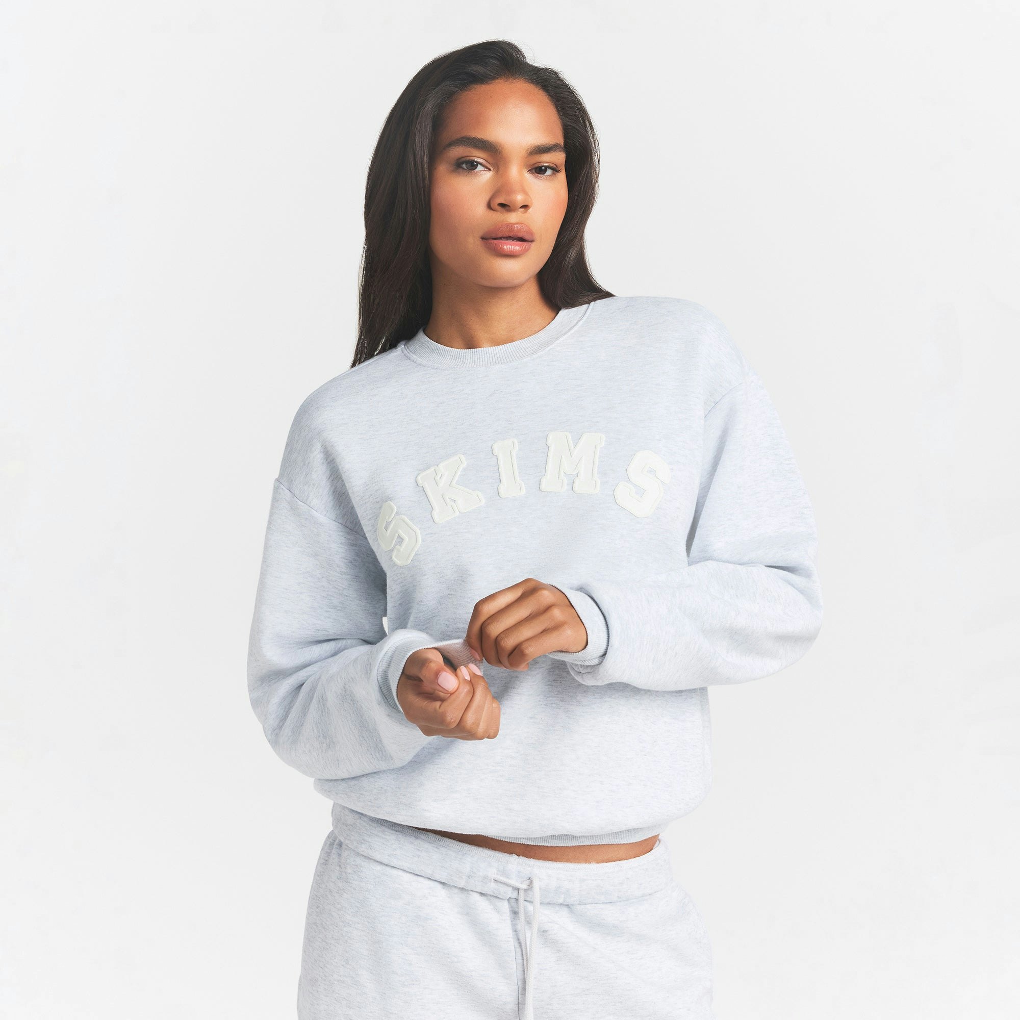 COTTON FLEECE CLASSIC CREWNECK | SNOW ARCHED LOGO PATCH ON A MODEL FRONT VIEW @ | FOCUS: 0.0, 1.0, 0.9