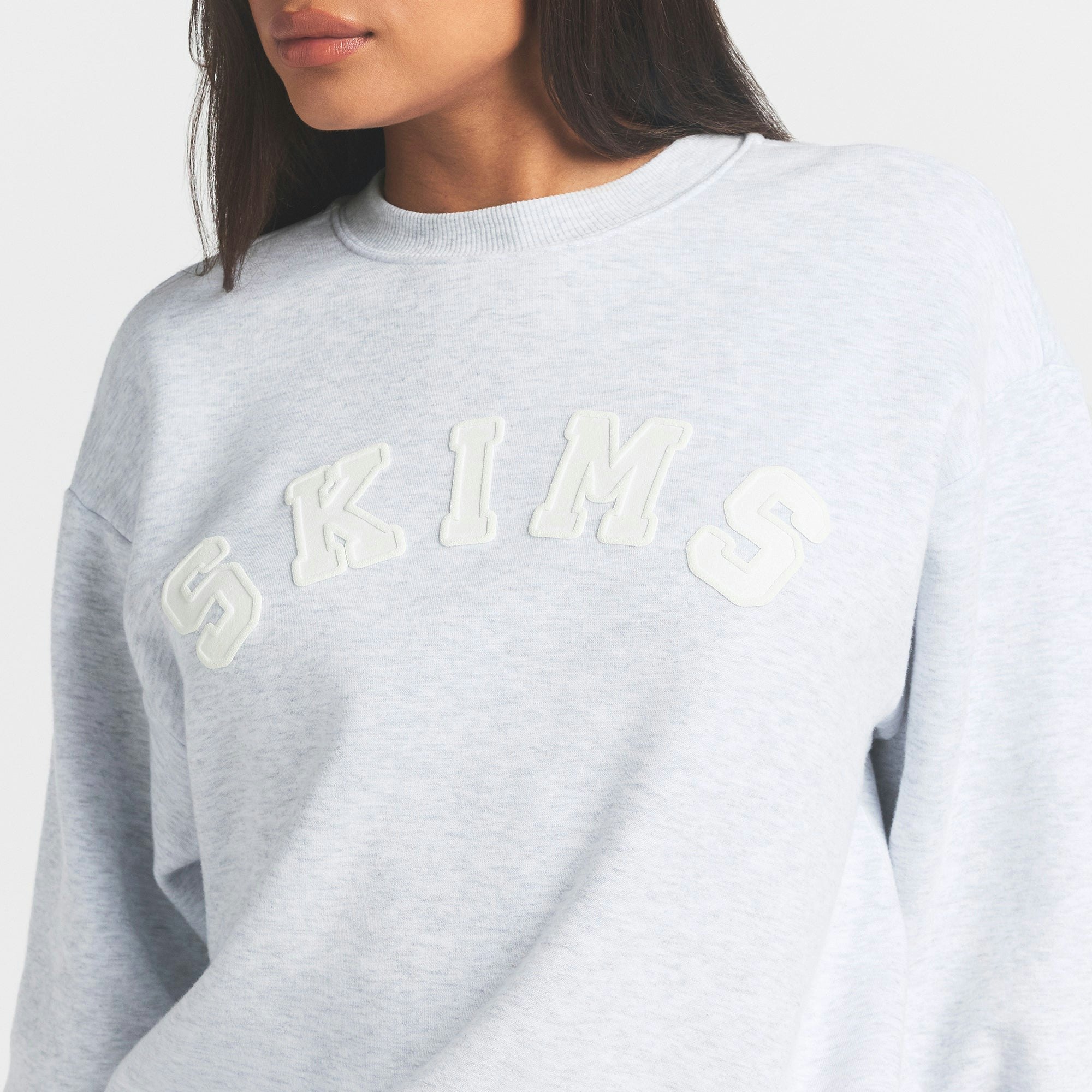 COTTON FLEECE CLASSIC CREWNECK | SNOW ARCHED LOGO PATCH ON A MODEL FRONT VIEW @ | FOCUS: 0.0, 1.0, 0.9