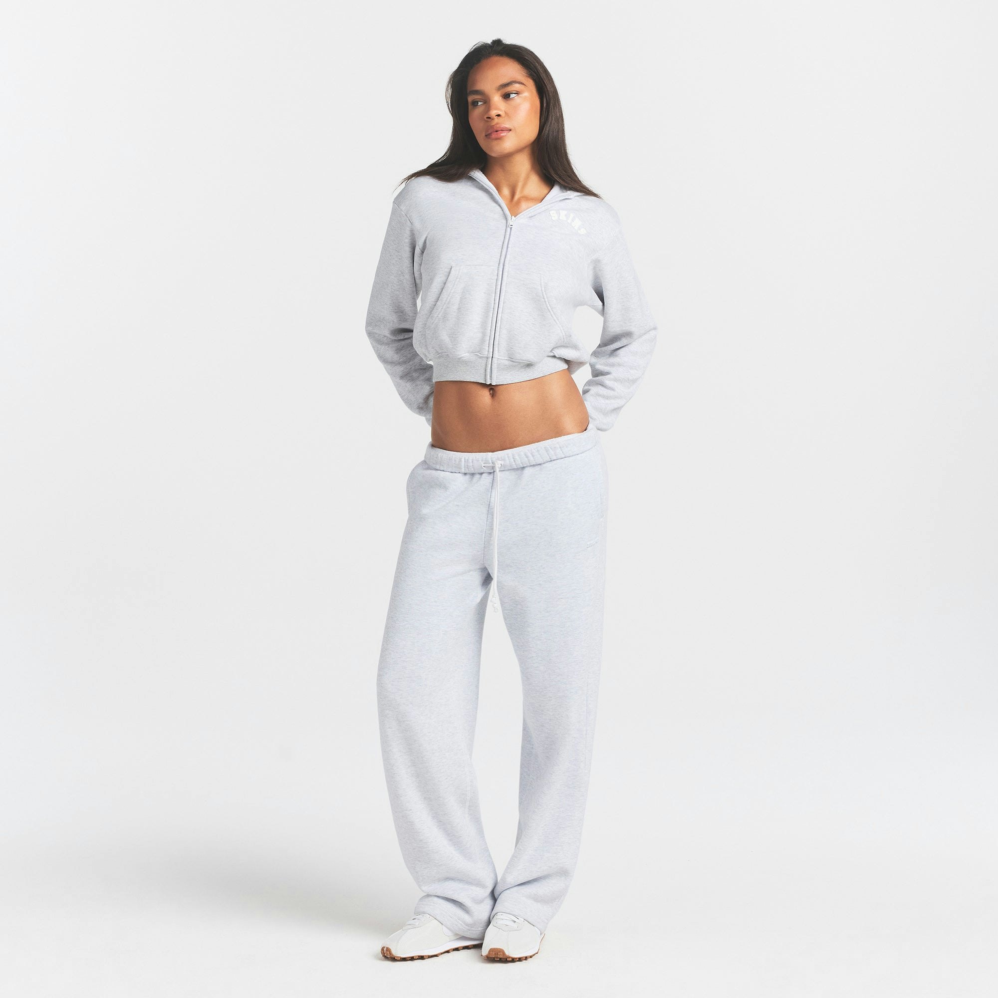 COTTON FLEECE LOGO CLASSIC ZIP UP HOODIE | SNOW ARCHED LOGO PATCH ON A MODEL FRONT VIEW @ | FOCUS: 0.0, 1.0, 0.9