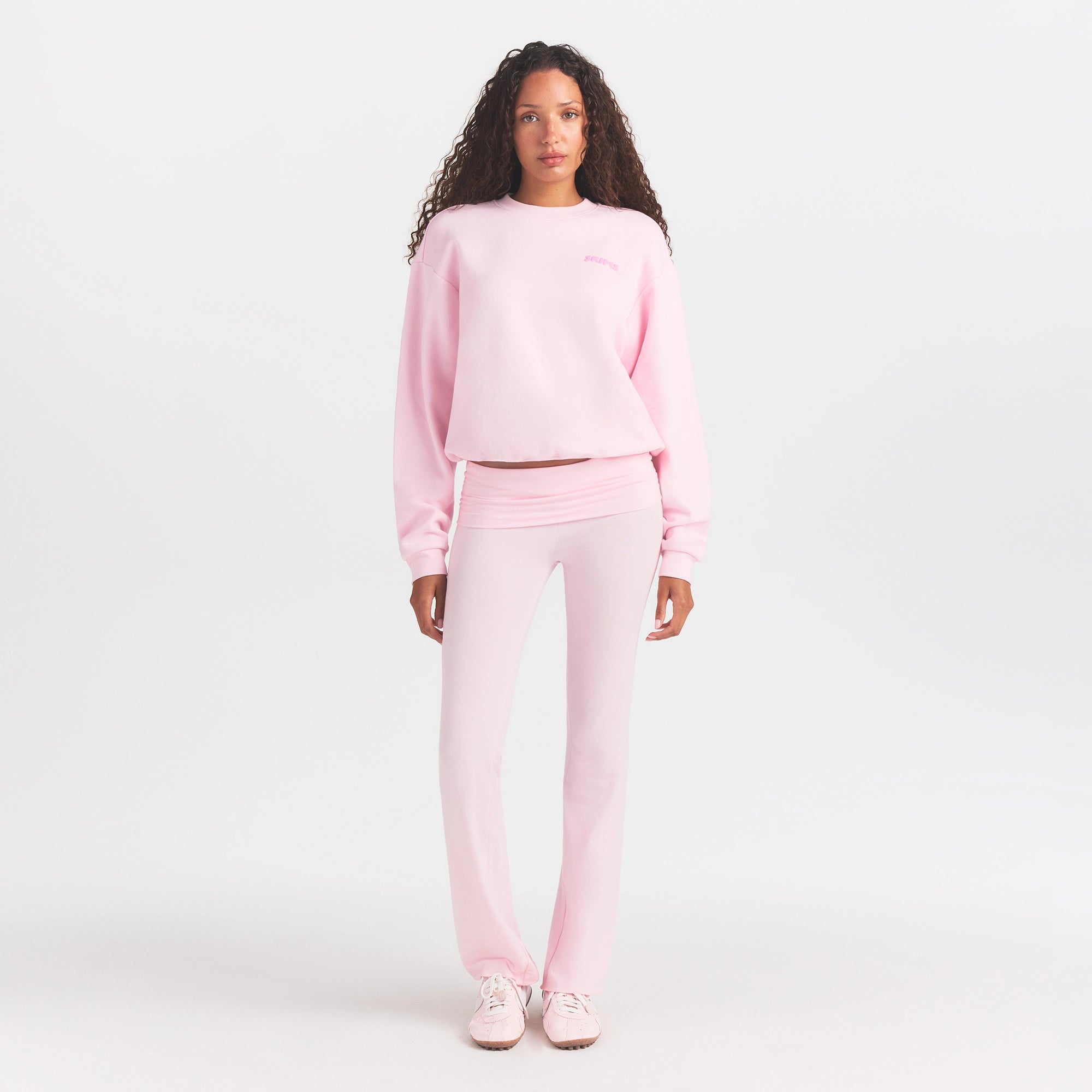 COTTON FLEECE CLASSIC CREWNECK | CHERRY BLOSSOM ON A MODEL FRONT VIEW @ | FOCUS: 0.0, 1.0, 0.9