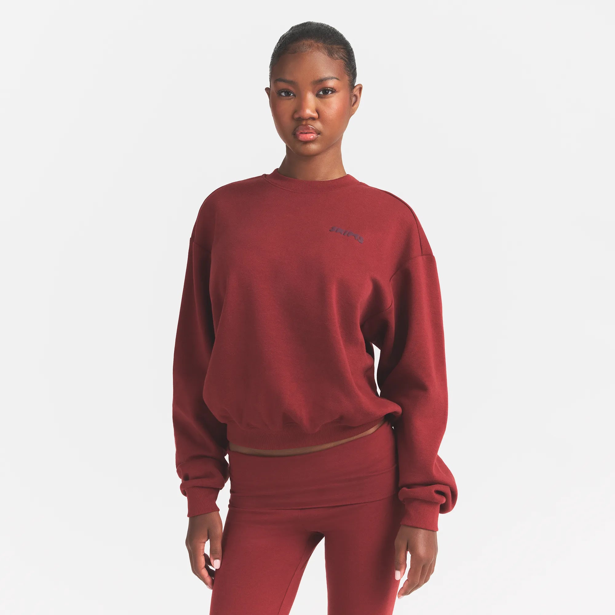 COTTON FLEECE CLASSIC CREWNECK | MERLOT ON A MODEL FRONT VIEW @ | FOCUS: 0.0, 1.0, 0.9