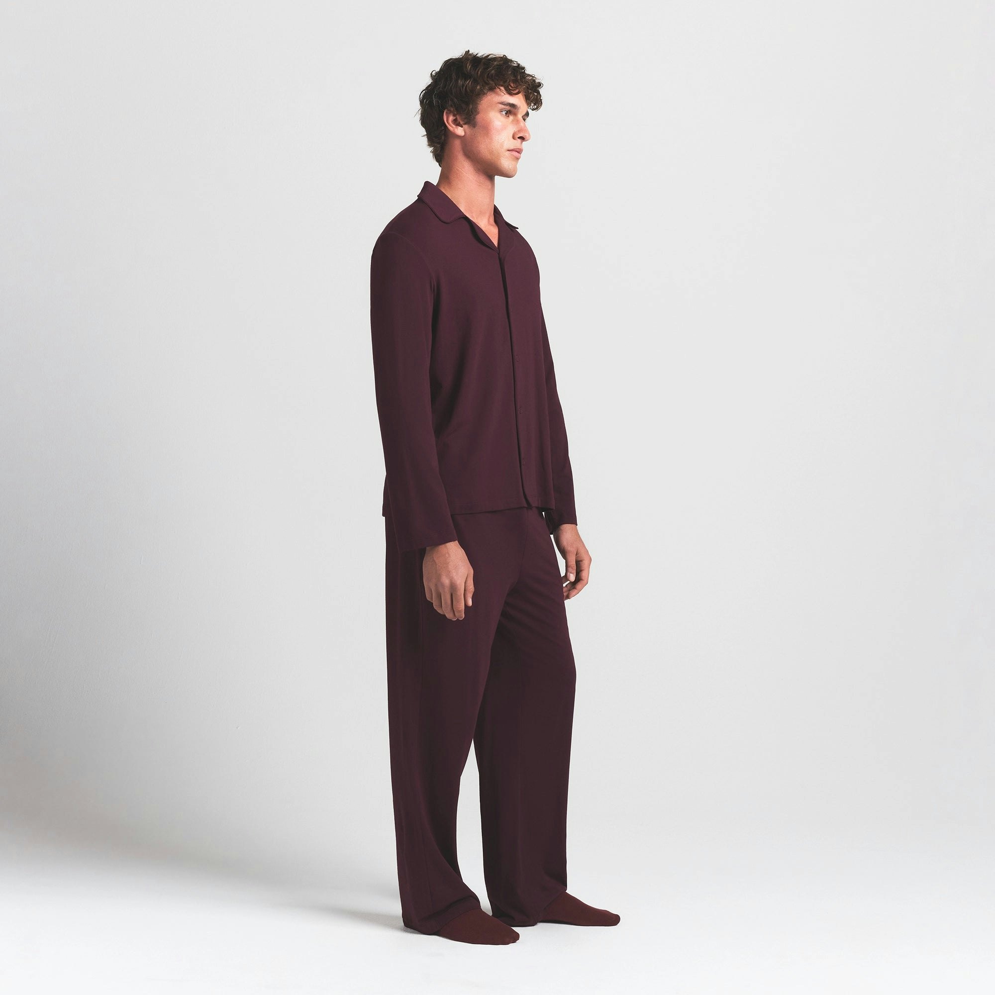 JERSEY SLEEP MENS SLEEP SET | CURRANT ON A MODEL SIDE VIEW @ | FOCUS: 0.0, 1.0, 0.9