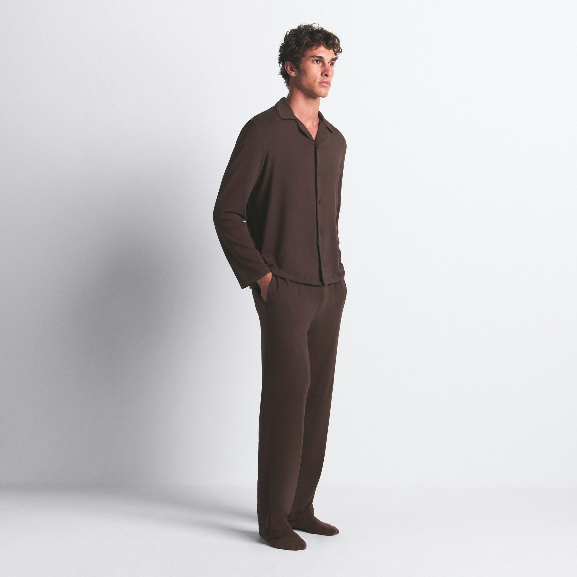 JERSEY SLEEP MENS SLEEP SET | ESPRESSO ON A MODEL SIDE VIEW @ | FOCUS: 0.0, 1.0, 0.9