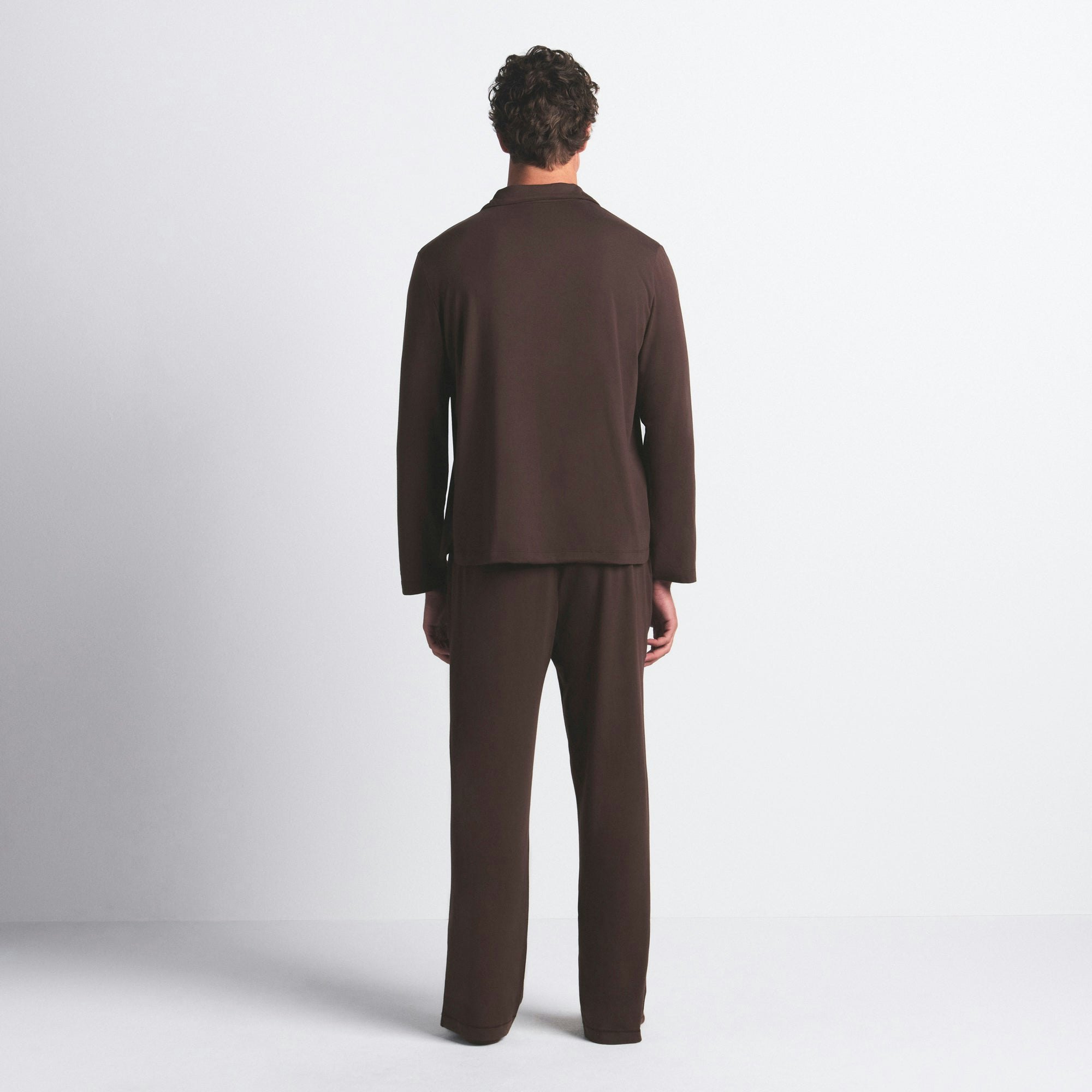 JERSEY SLEEP MENS SLEEP SET | ESPRESSO ON A MODEL SIDE VIEW @ | FOCUS: 0.0, 1.0, 0.9