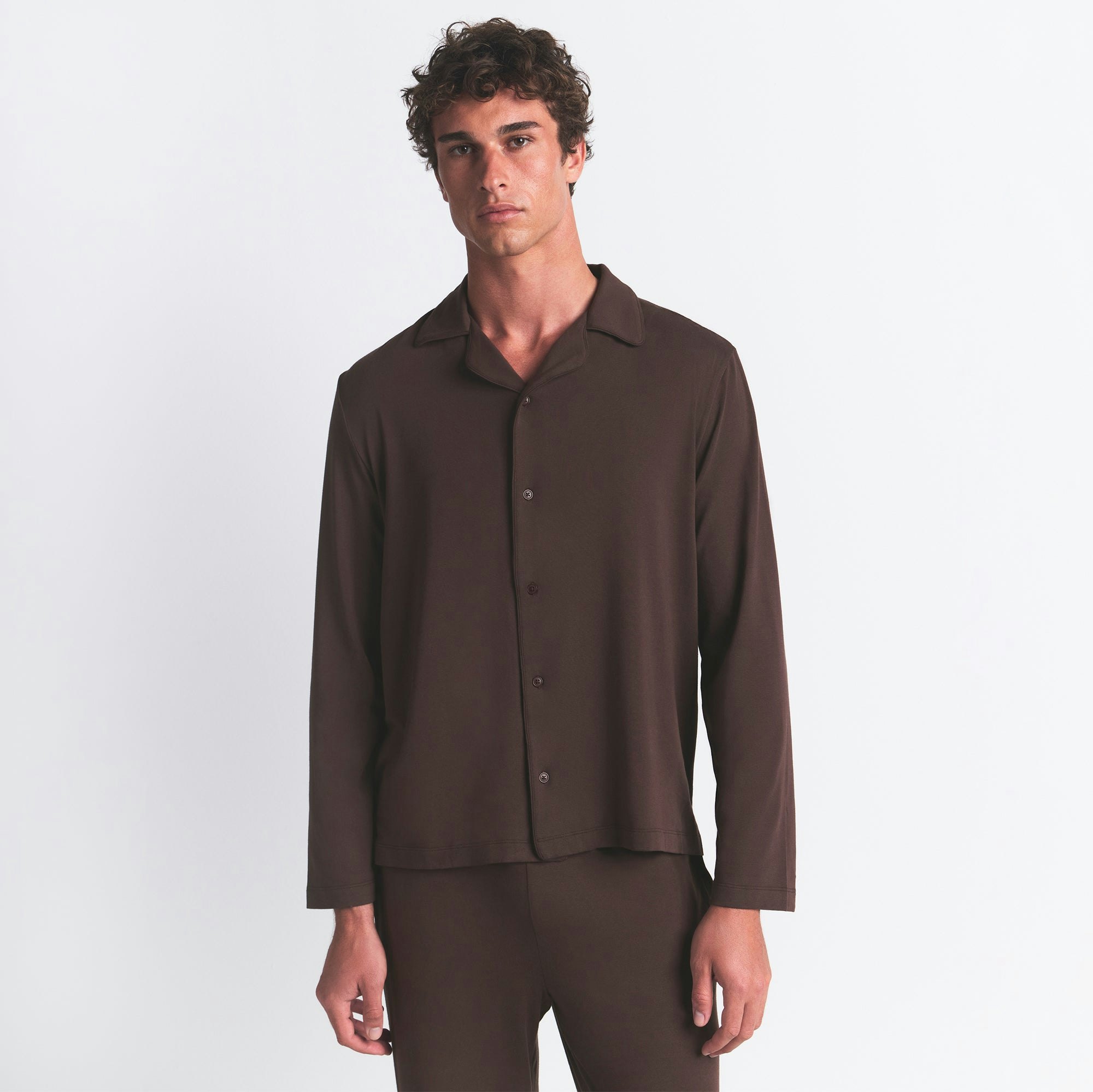 JERSEY SLEEP MENS SLEEP SET | ESPRESSO ON A MODEL SIDE VIEW @ | FOCUS: 0.0, 1.0, 0.9