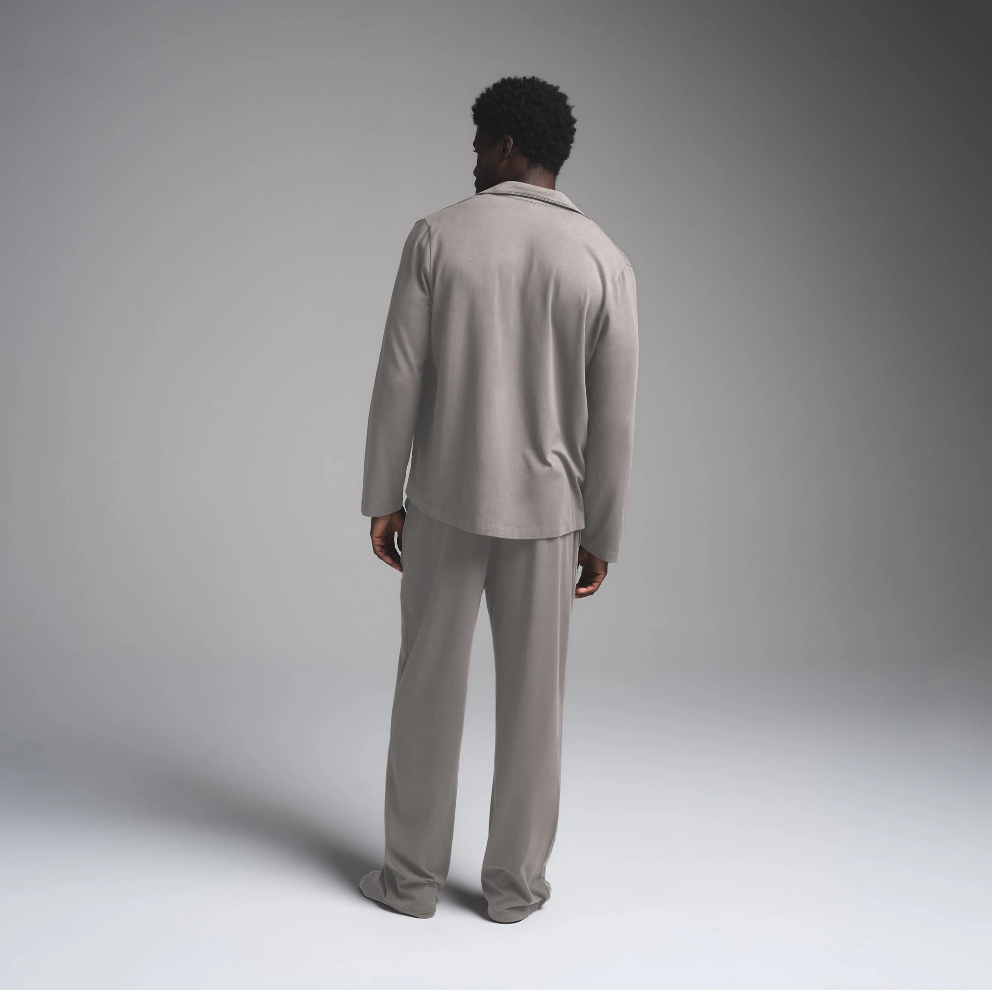 JERSEY SLEEP MENS SLEEP SET | MIRROR ON A MODEL SIDE VIEW