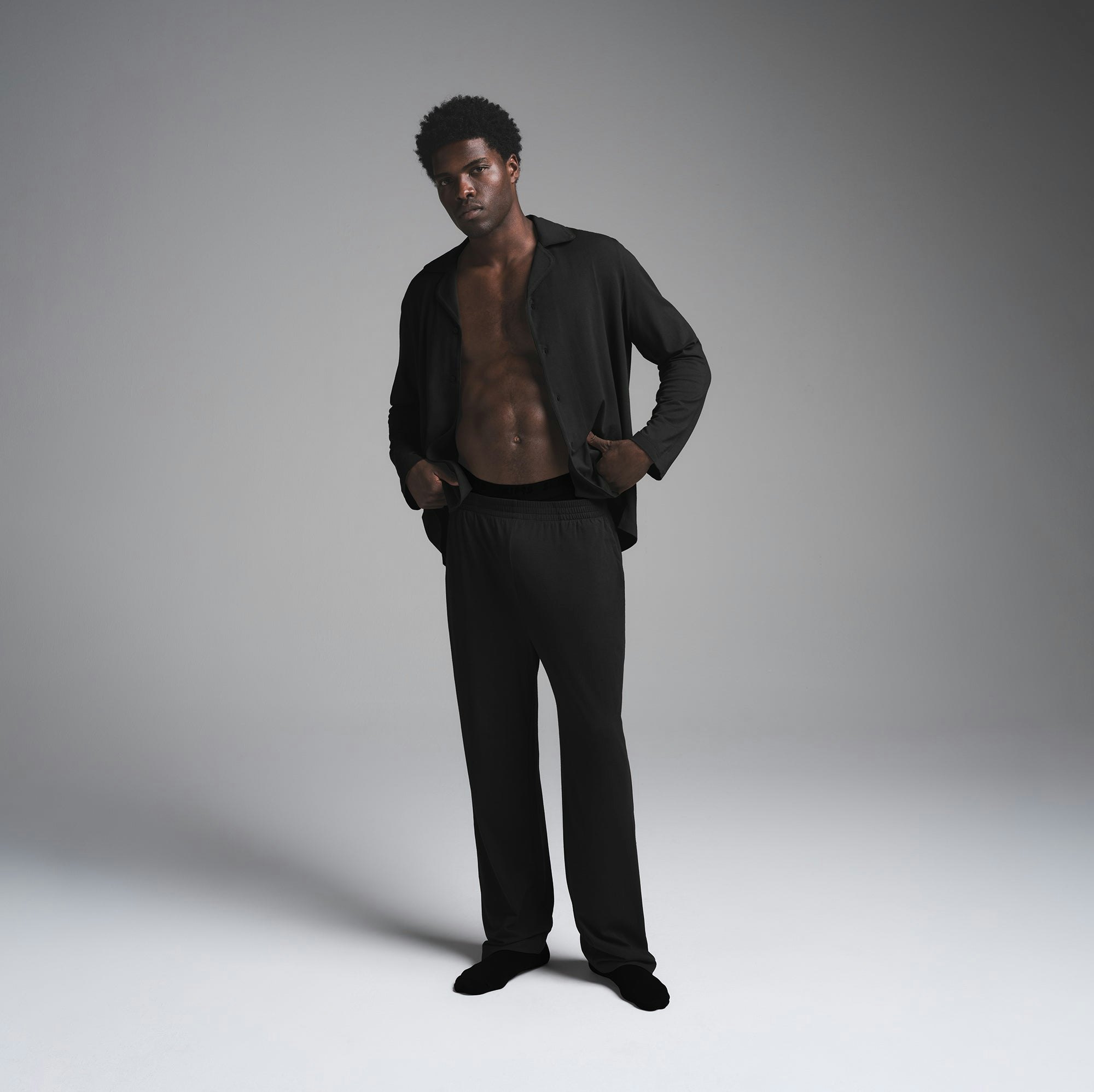 JERSEY SLEEP MENS SLEEP SET | OBSIDIAN ON A MODEL FRONT VIEW | FOCUS: 0.0, 1.0, 0.9