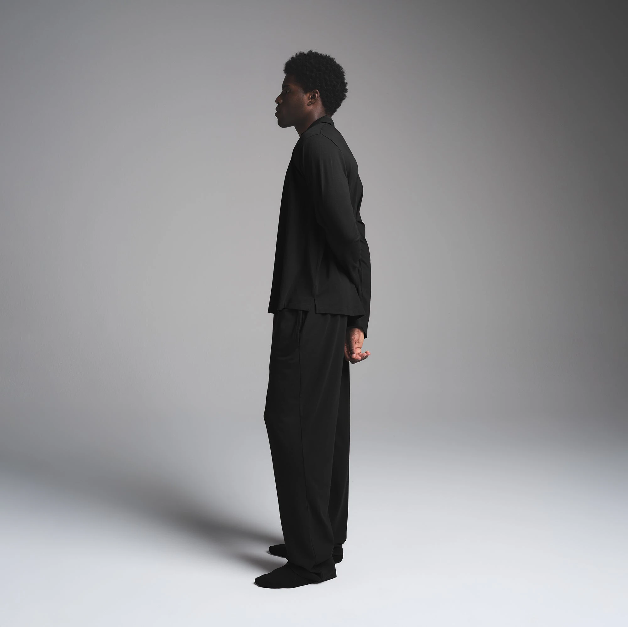 JERSEY SLEEP MENS SLEEP SET | OBSIDIAN ON A MODEL SIDE VIEW