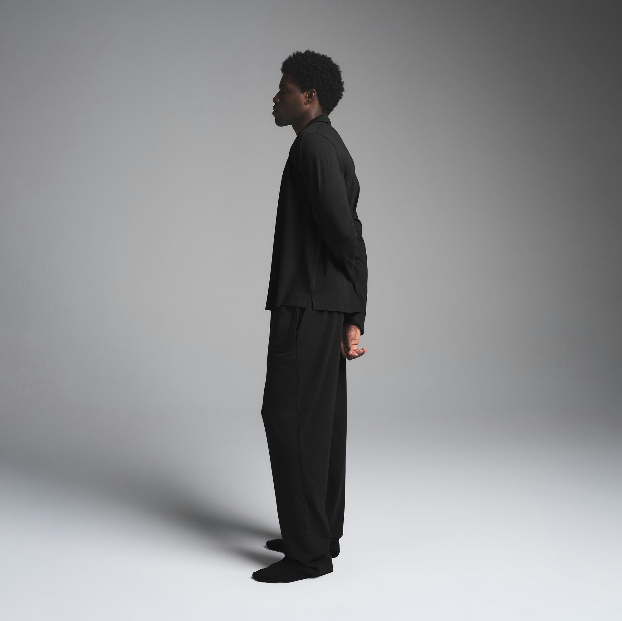 JERSEY SLEEP MENS SLEEP SET | OBSIDIAN ON A MODEL SIDE VIEW