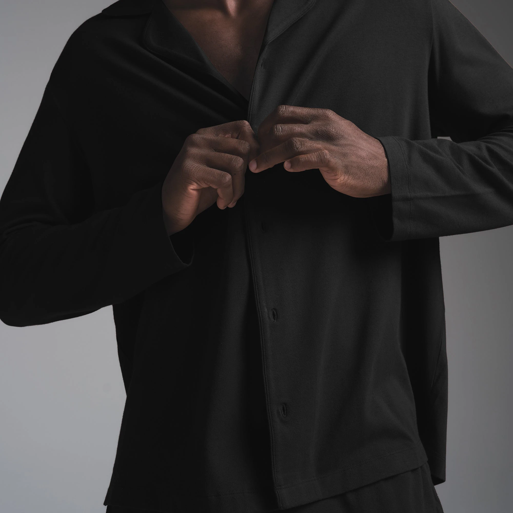 JERSEY SLEEP MENS SLEEP SET | OBSIDIAN ON A MODEL SIDE VIEW