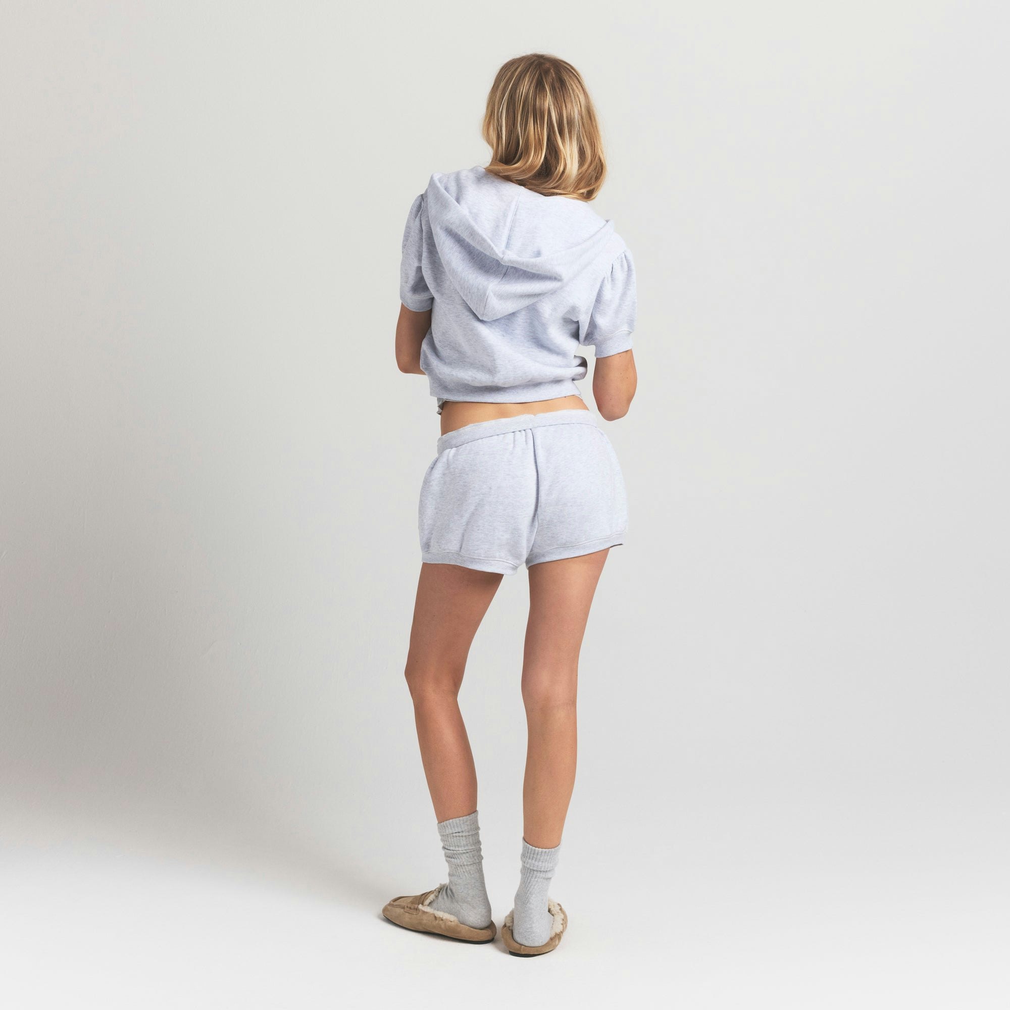 COTTON FLEECE BUBBLE SLEEVE CROPPED ZIP UP | LIGHT HEATHER GREY ON A MODEL BACK VIEW @ | FOCUS: 0.9, 0.1, 0.7