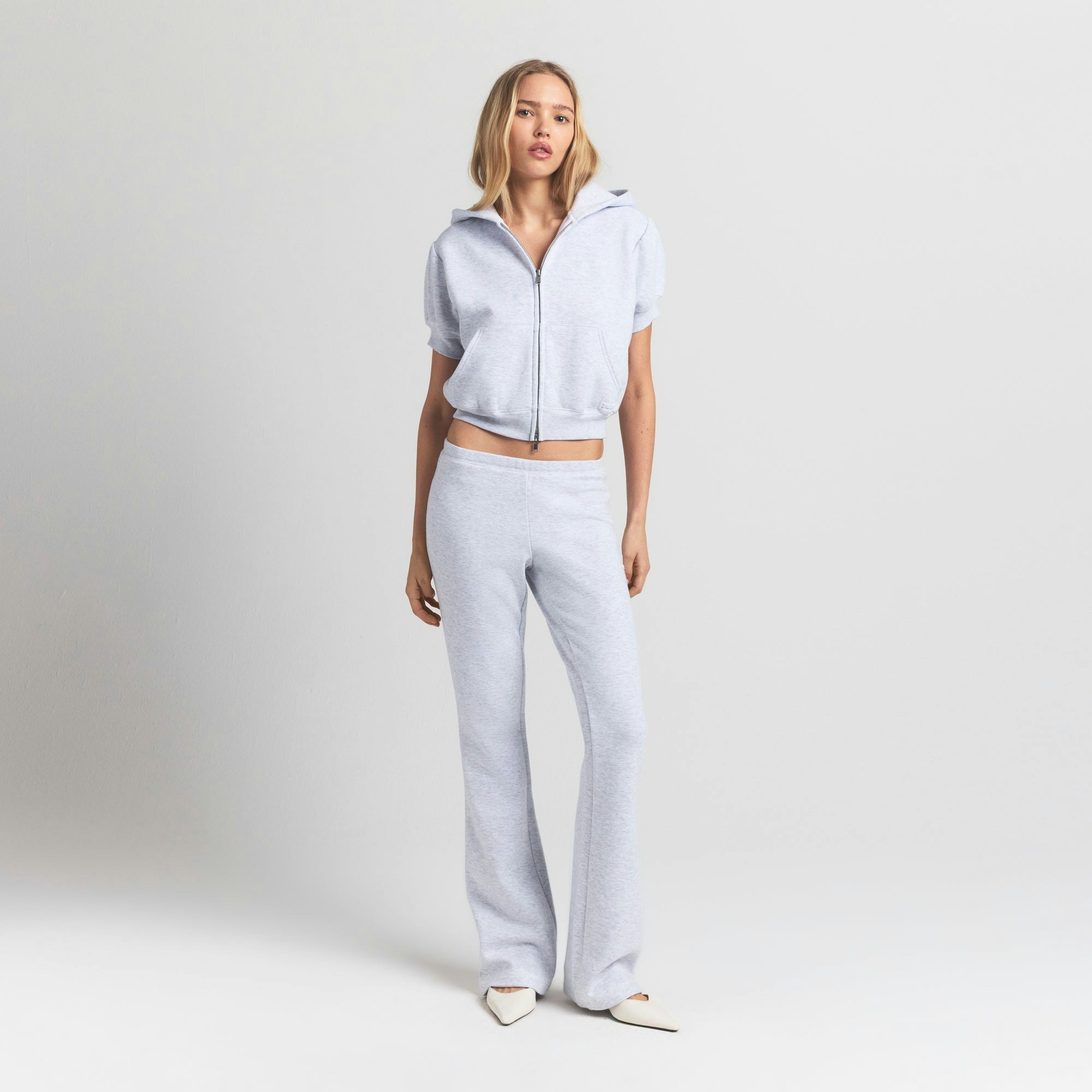 COTTON FLEECE BUBBLE SLEEVE CROPPED ZIP UP | LIGHT HEATHER GREY ON A MODEL FRONT VIEW @ | FOCUS: 0.9, 0.1, 0.7
