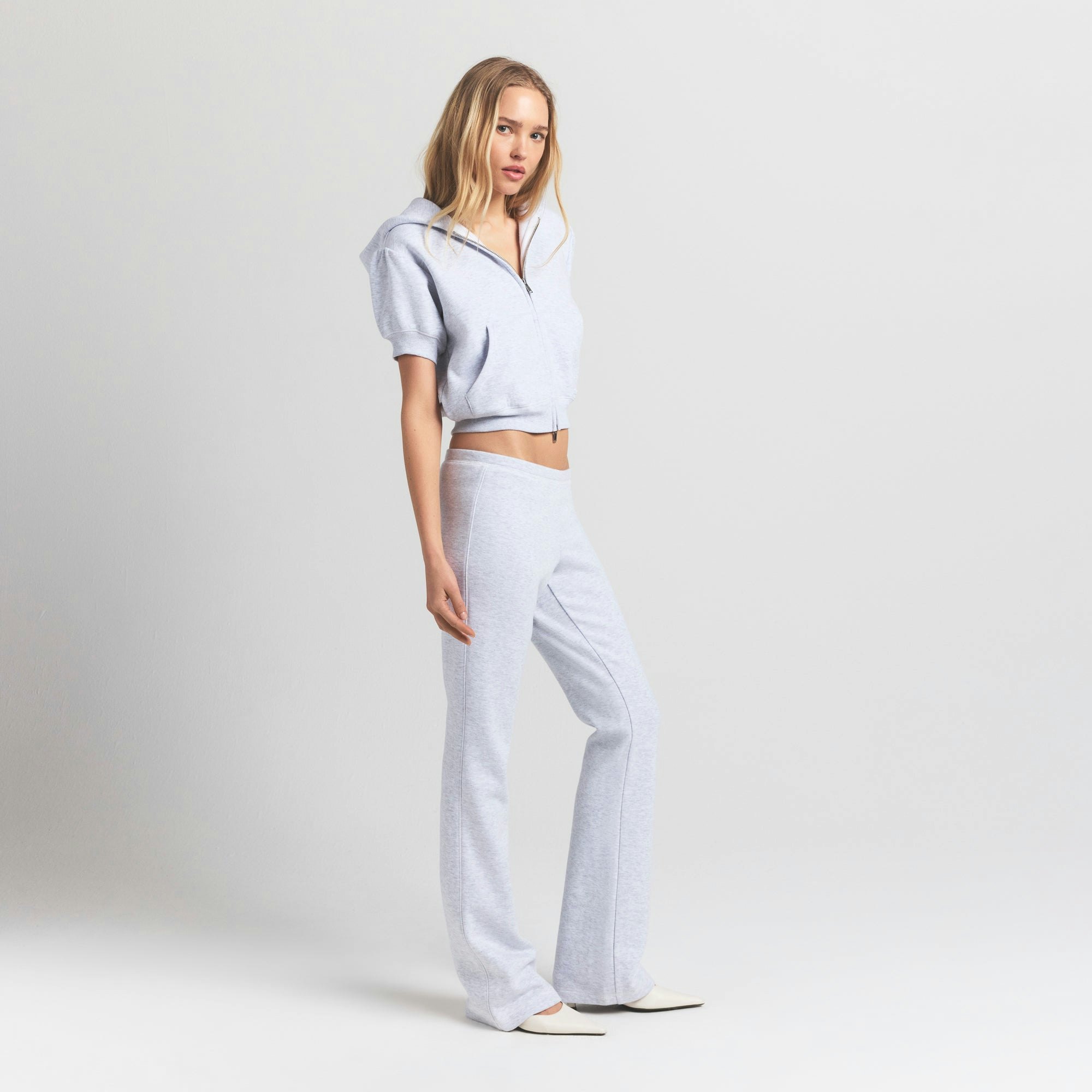 COTTON FLEECE BUBBLE SLEEVE CROPPED ZIP UP | LIGHT HEATHER GREY ON A MODEL SIDE VIEW @ | FOCUS: 0.9, 0.1, 0.7