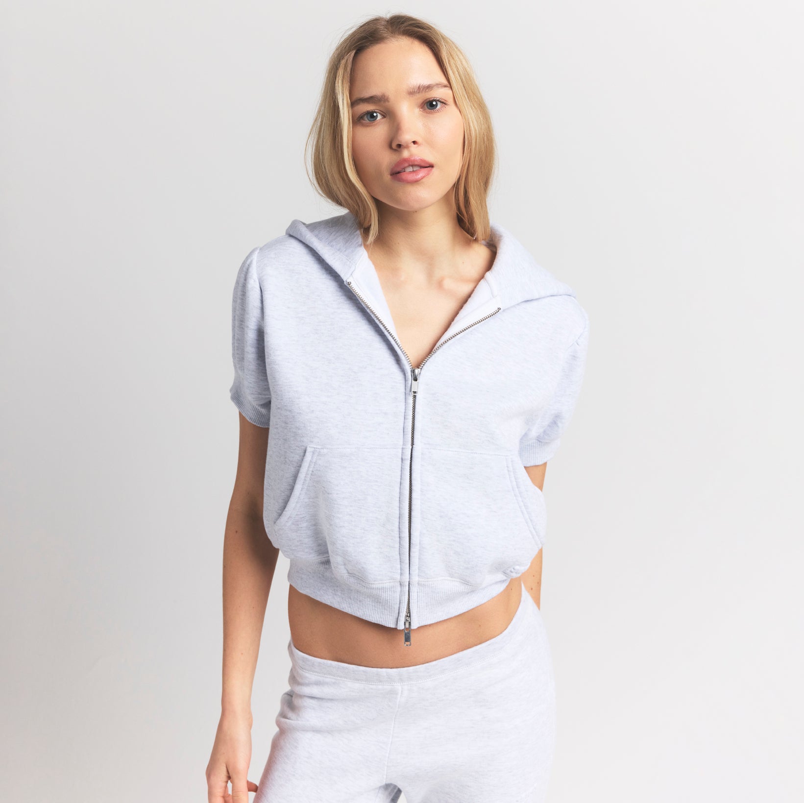 COTTON FLEECE BUBBLE SLEEVE CROPPED ZIP UP | LIGHT HEATHER GREY ON A MODEL FRONT VIEW S | FOCUS: 0.0, 1.0, 0.9