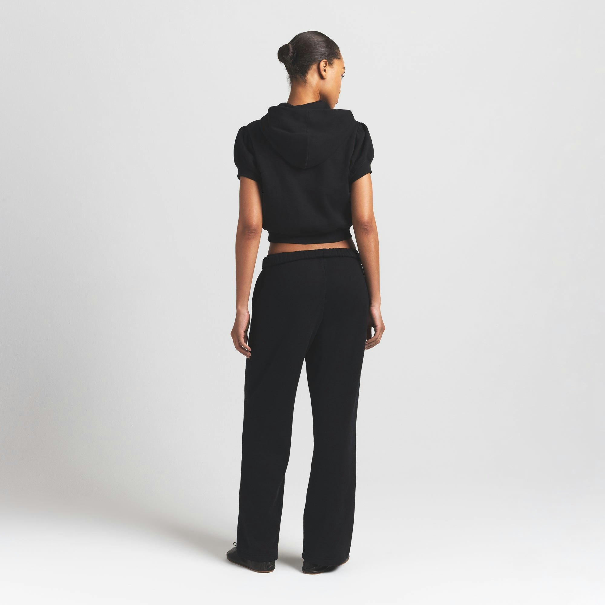 COTTON FLEECE BUBBLE SLEEVE CROPPED ZIP UP | ONYX ON A MODEL BACK VIEW S | FOCUS: 0.0, 1.0, 0.9