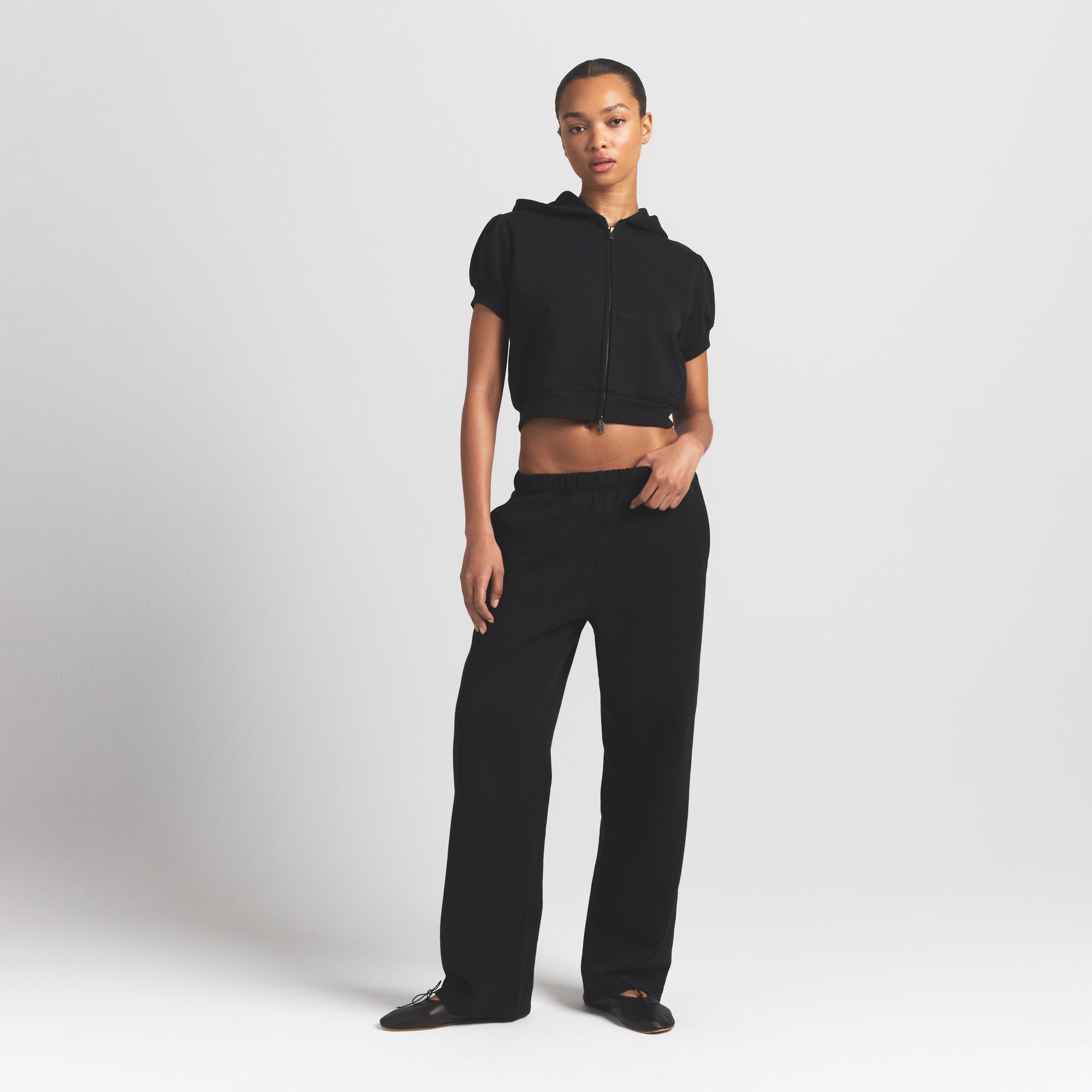 COTTON FLEECE BUBBLE SLEEVE CROPPED ZIP UP | ONYX ON A MODEL FRONT VIEW @ | FOCUS: 0.9, 0.1, 0.7