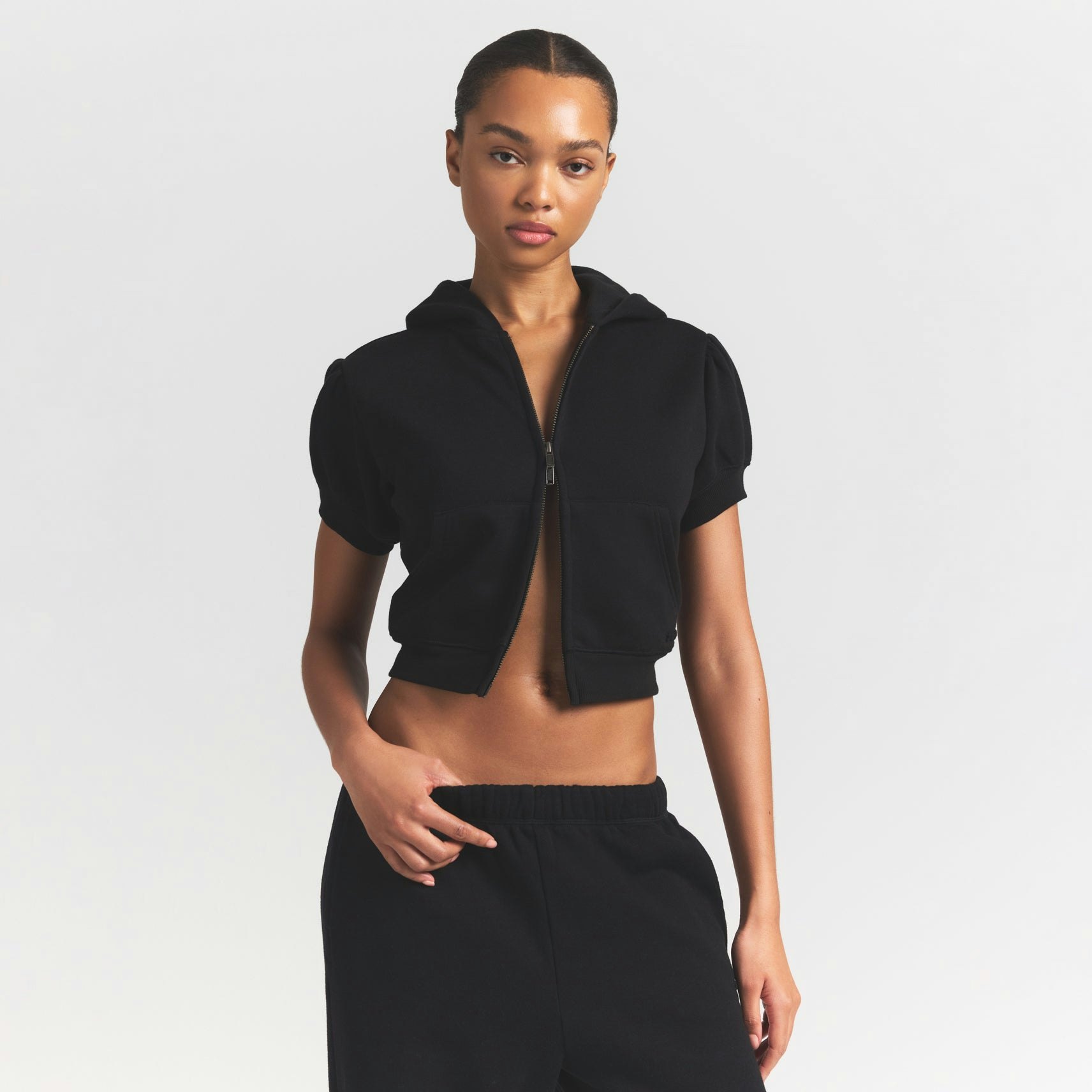 COTTON FLEECE BUBBLE SLEEVE CROPPED ZIP UP | ONYX ON A MODEL FRONT VIEW S | FOCUS: 0.0, 1.0, 0.9