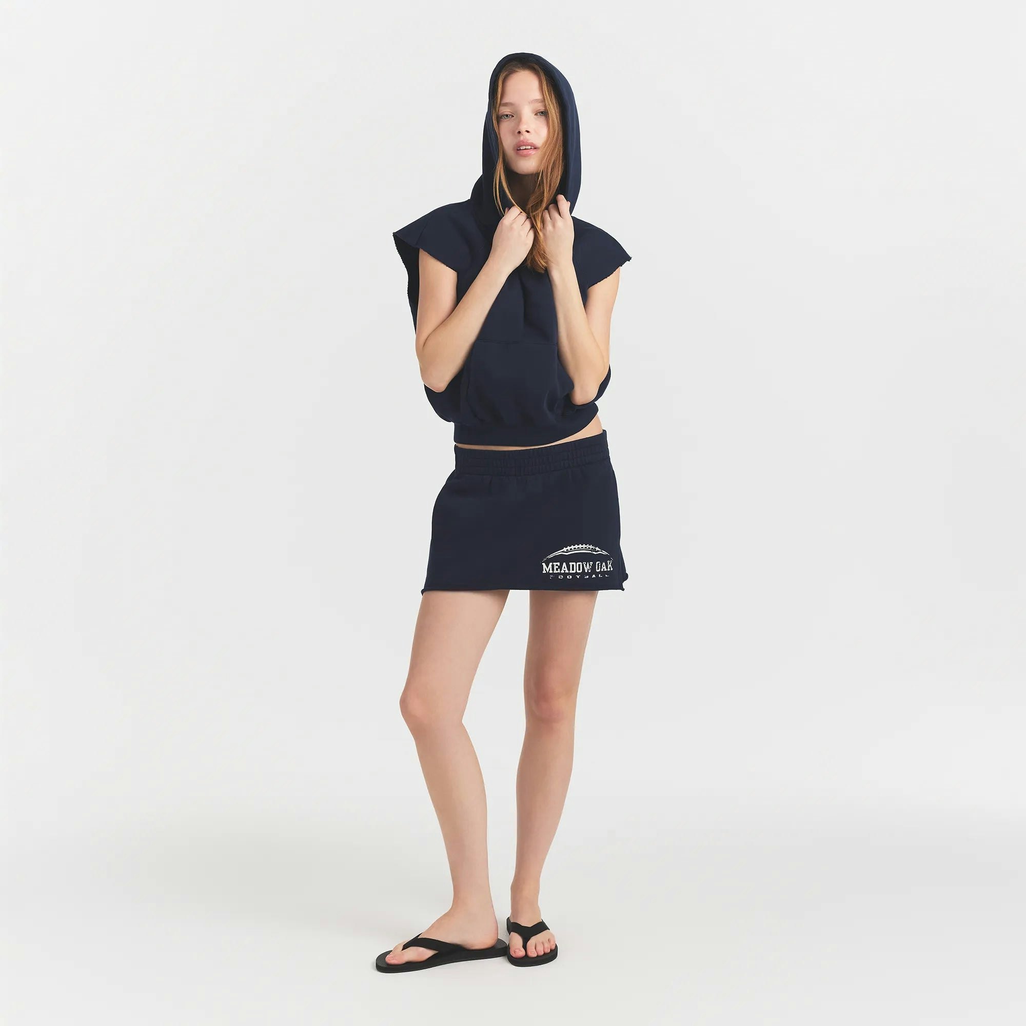 BOYFRIEND FLEECE MUSCLE PULLOVER | NAVY ON A MODEL FRONT VIEW @ | FOCUS: 0.0, 1.0, 0.9 