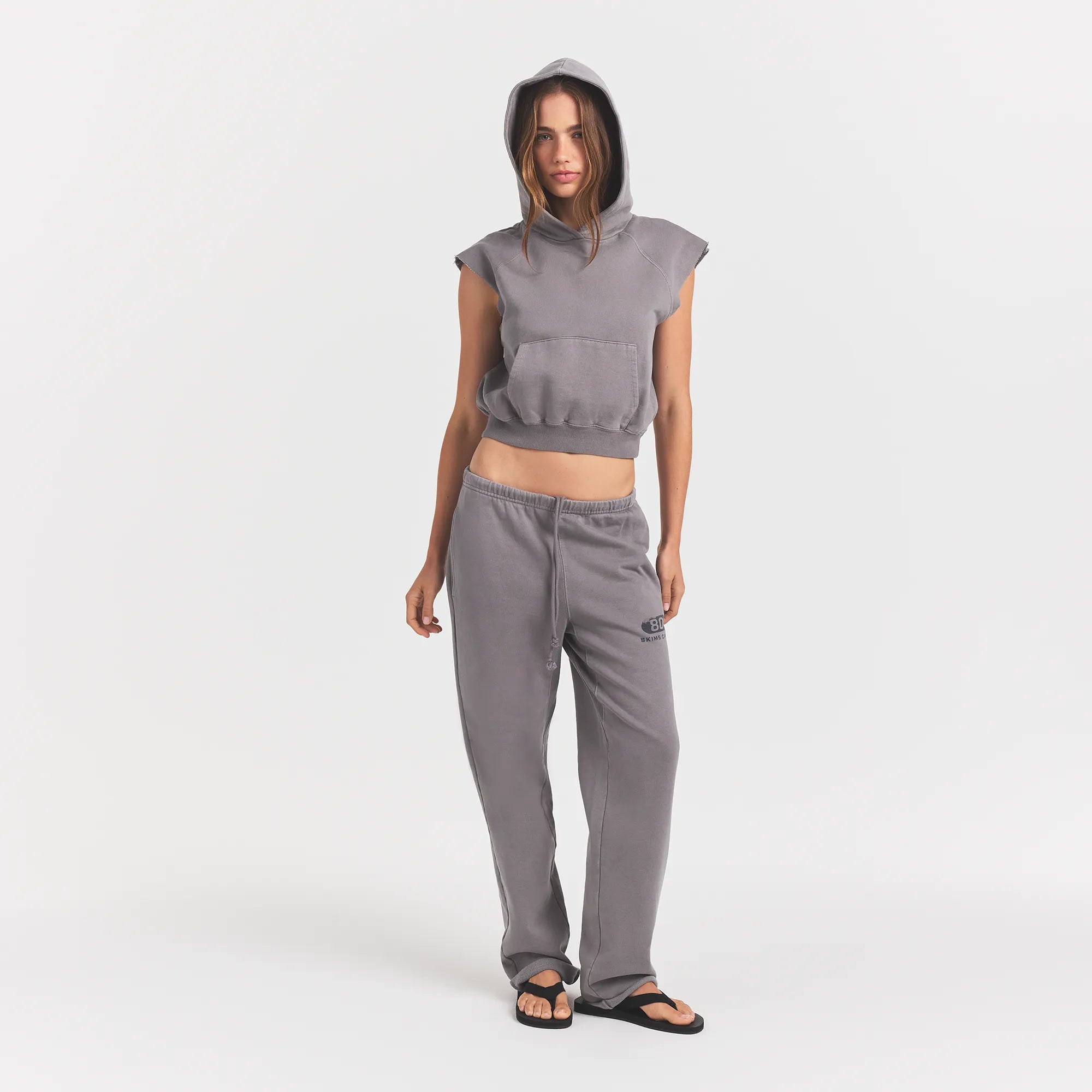 BOYFRIEND FLEECE MUSCLE PULLOVER | SHADOW ON A MODEL FRONT VIEW @ | FOCUS: 0.0, 1.0, 0.9 